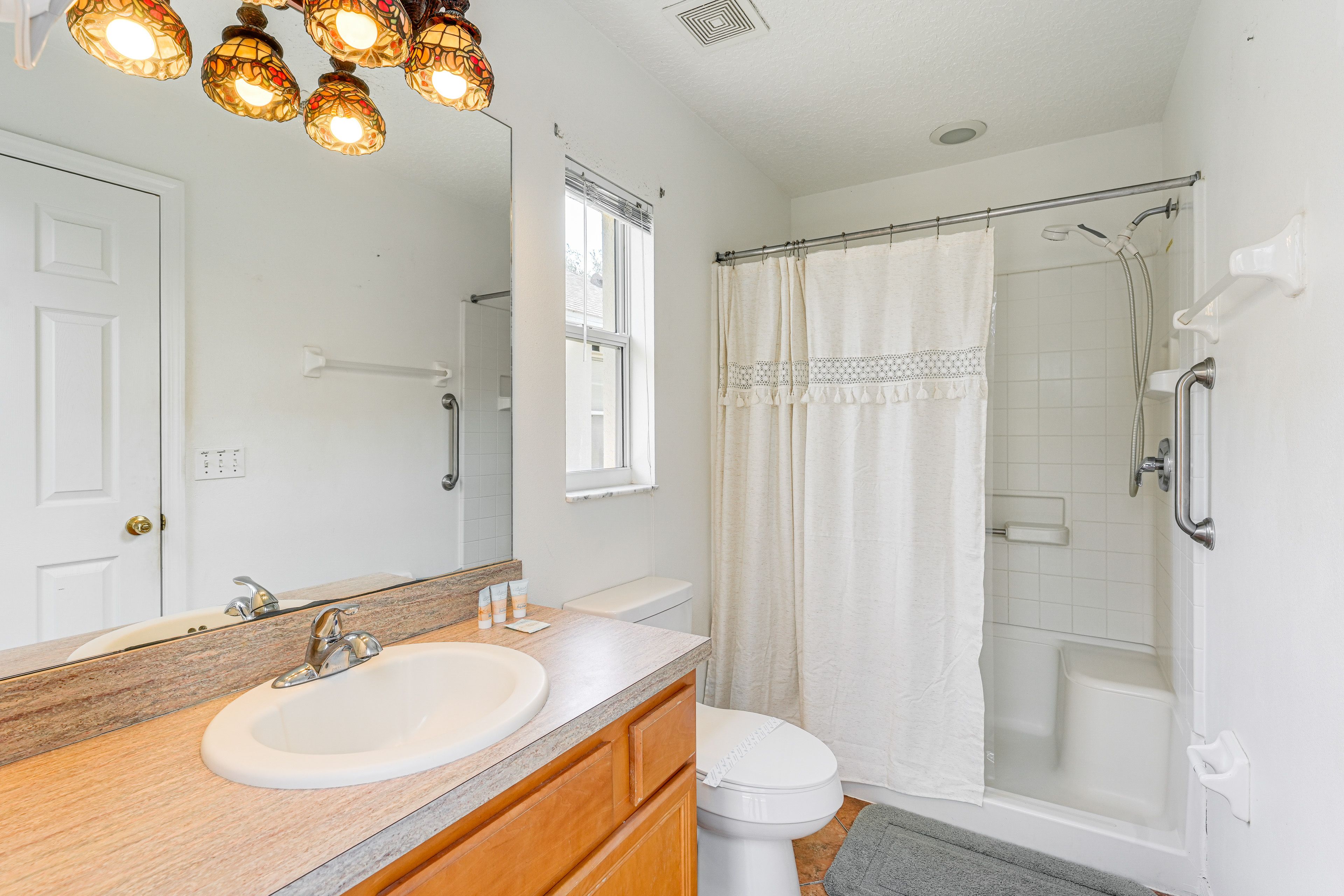 Full Bathroom | Towels Provided