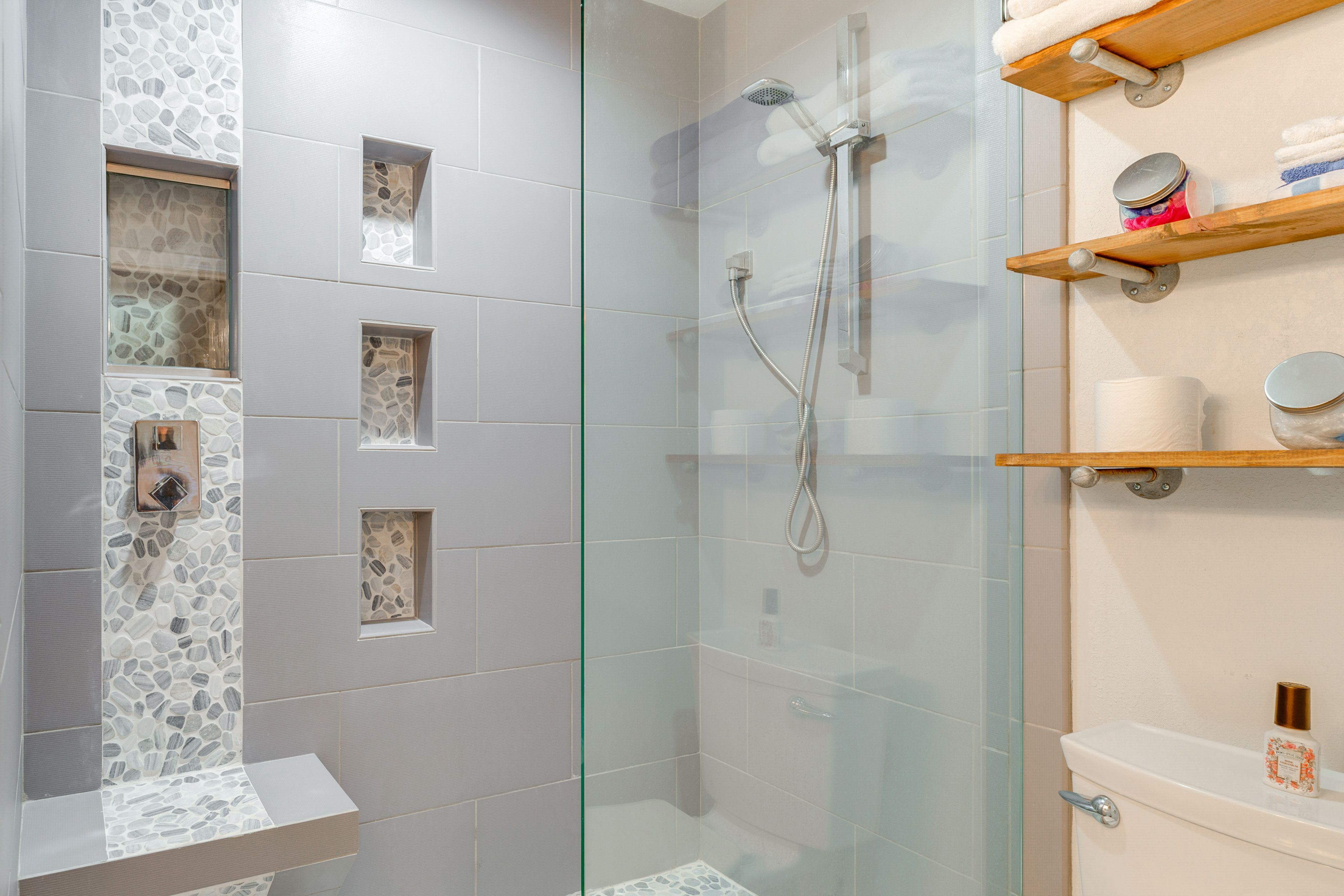 Full Bathroom | 1st Floor | Towels Provided
