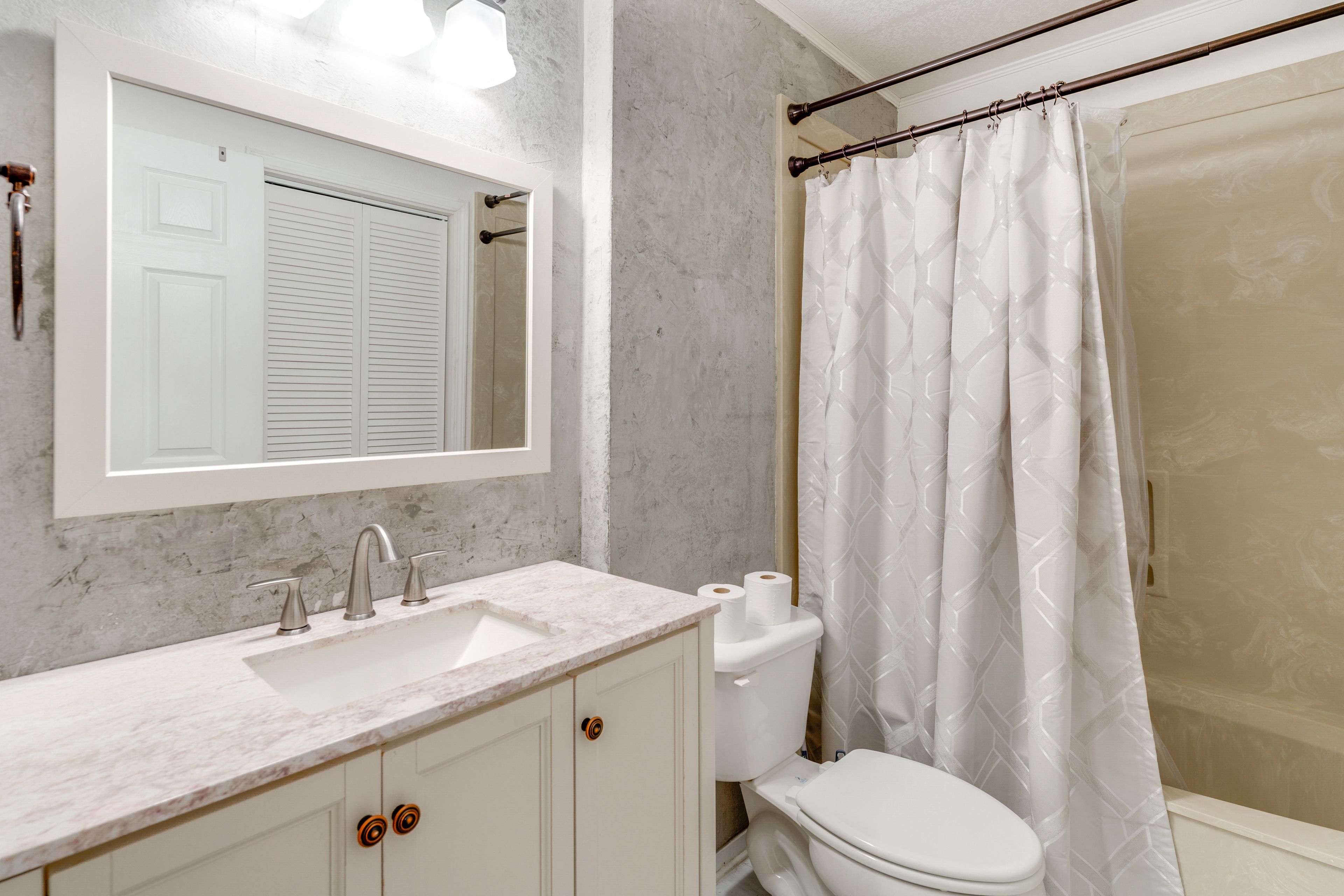 Full Bathroom | 2nd Floor