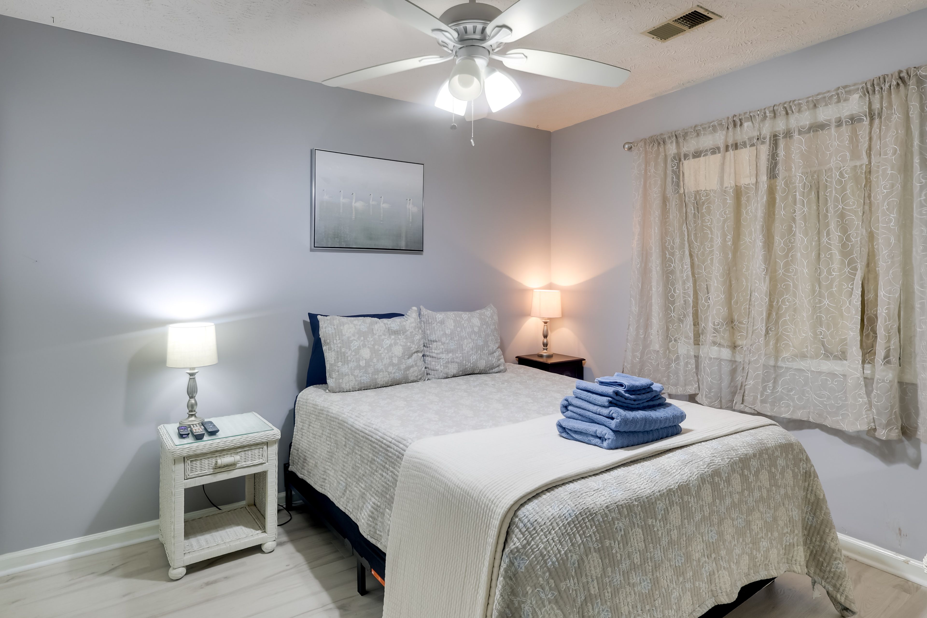 Bedroom | Queen Bed | Smart TV