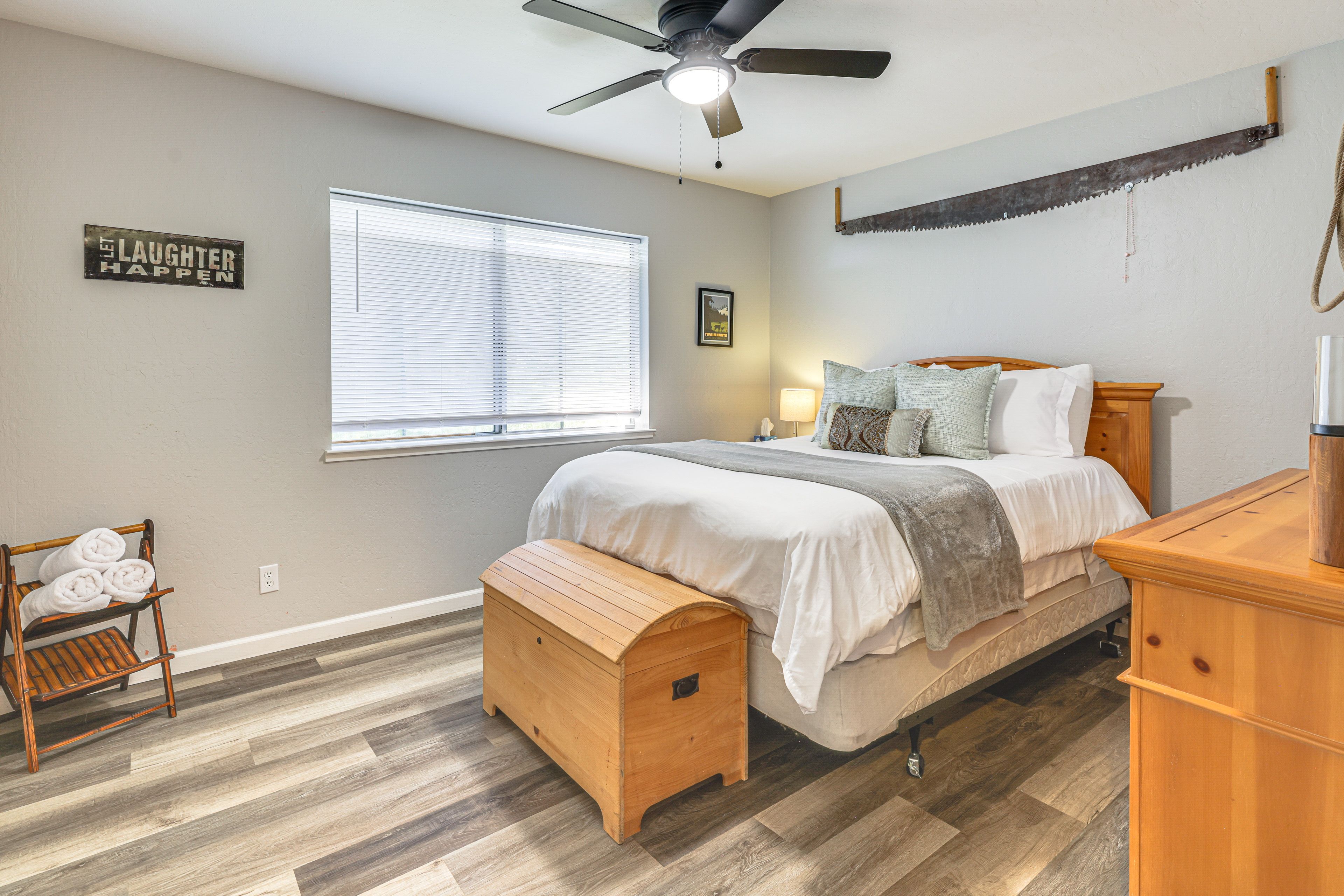 Bedroom 1 | Queen Bed