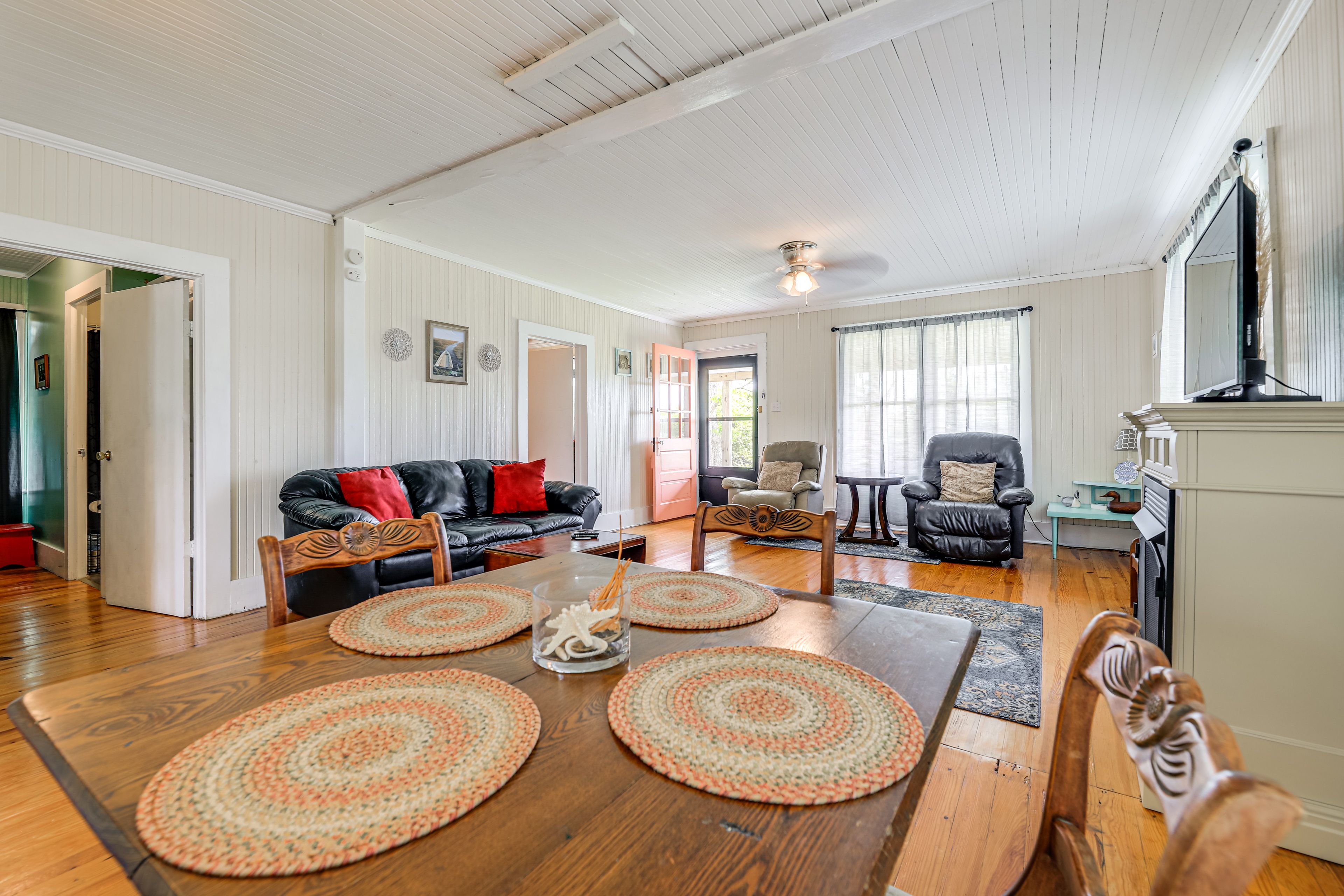 Single-Story House | In-Unit Laundry | Free WiFi