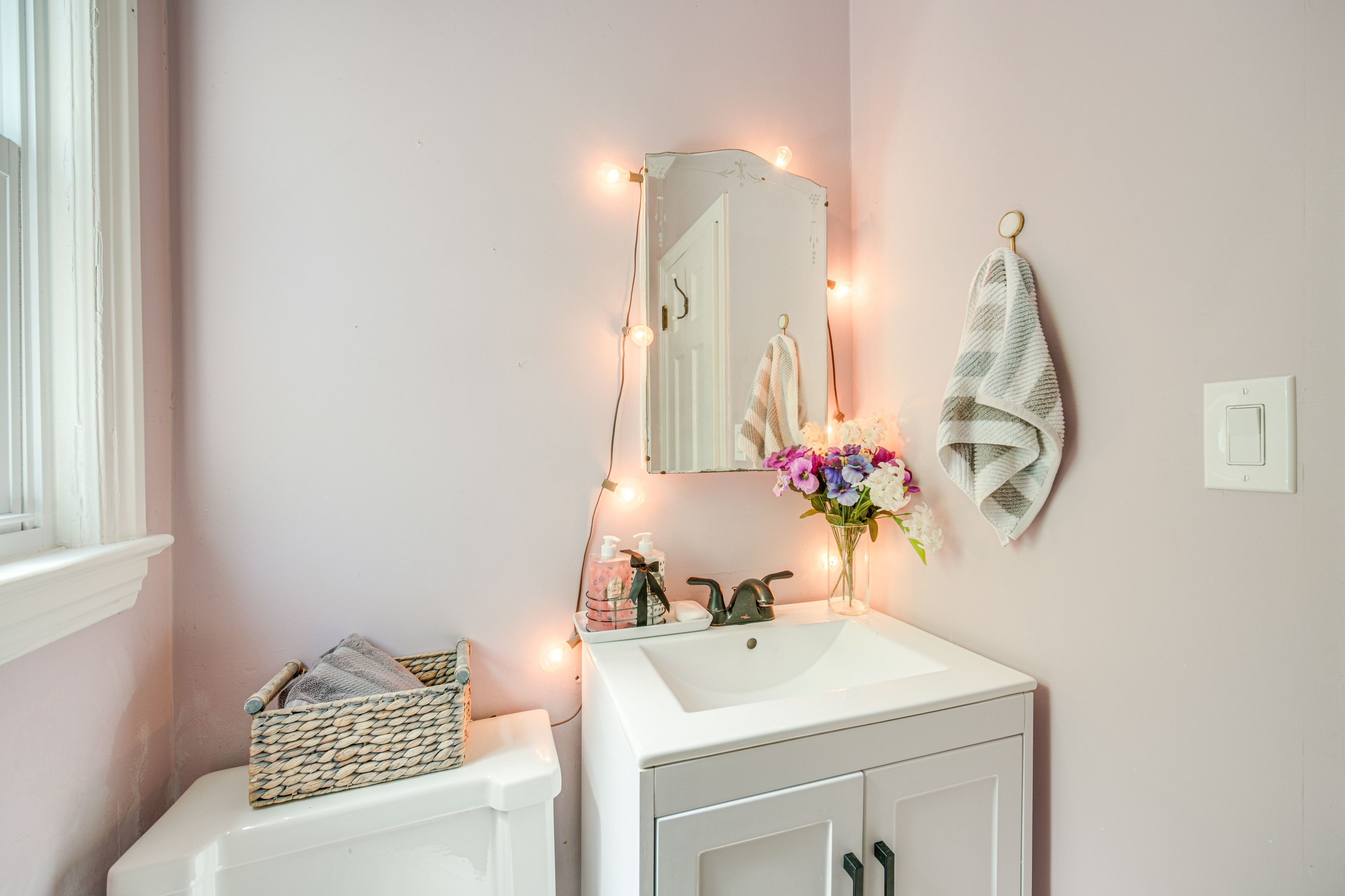 Half Bathroom | 1st Floor | Towels Provided