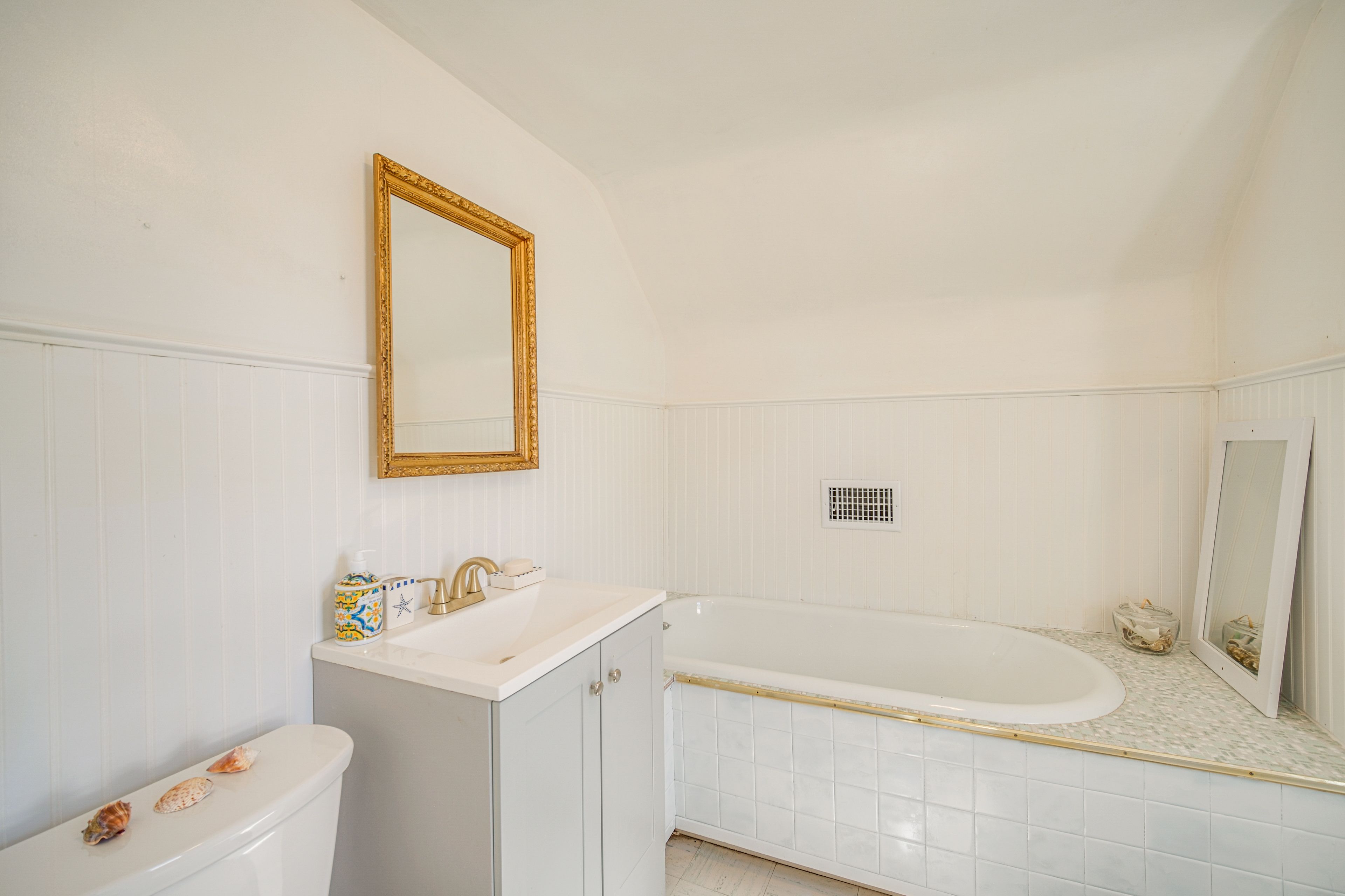 Full Bathroom | 3rd Floor | Towels Provided