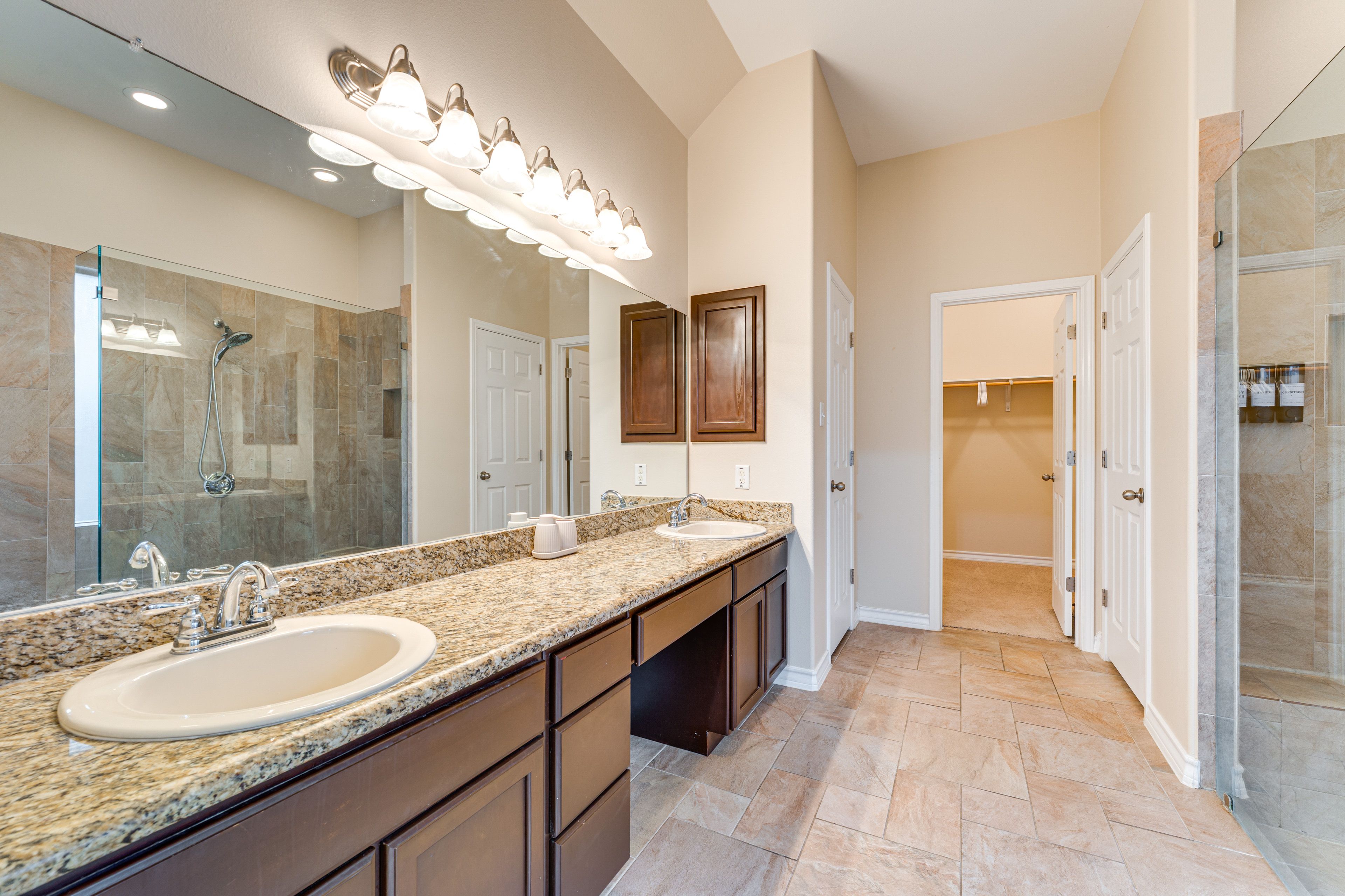 Full Bathroom | 1st Floor | Towels Provided | Complimentary Toiletries