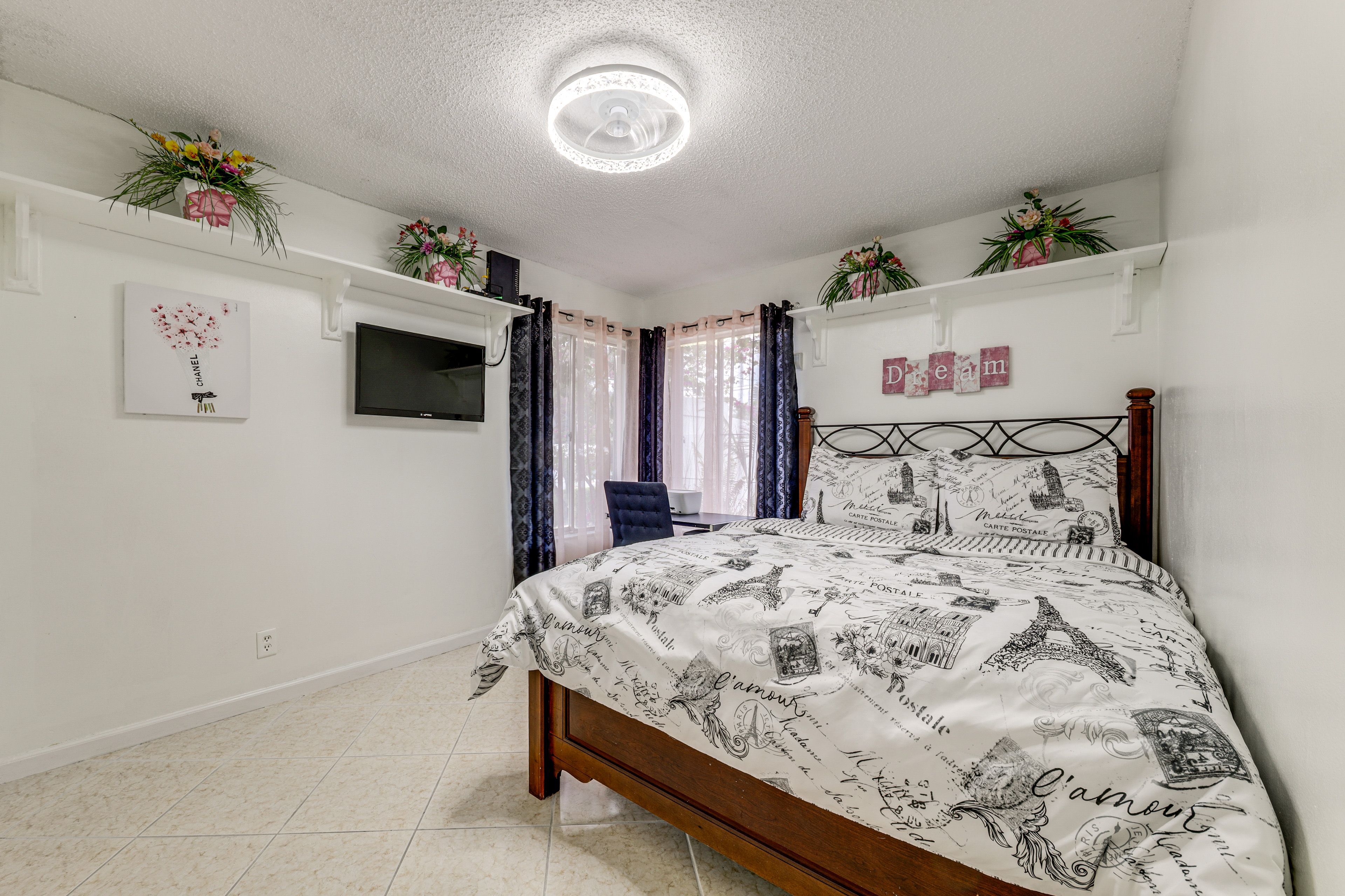 Bedroom 2 | Queen Bed | Laptop Workspace | Free WiFi