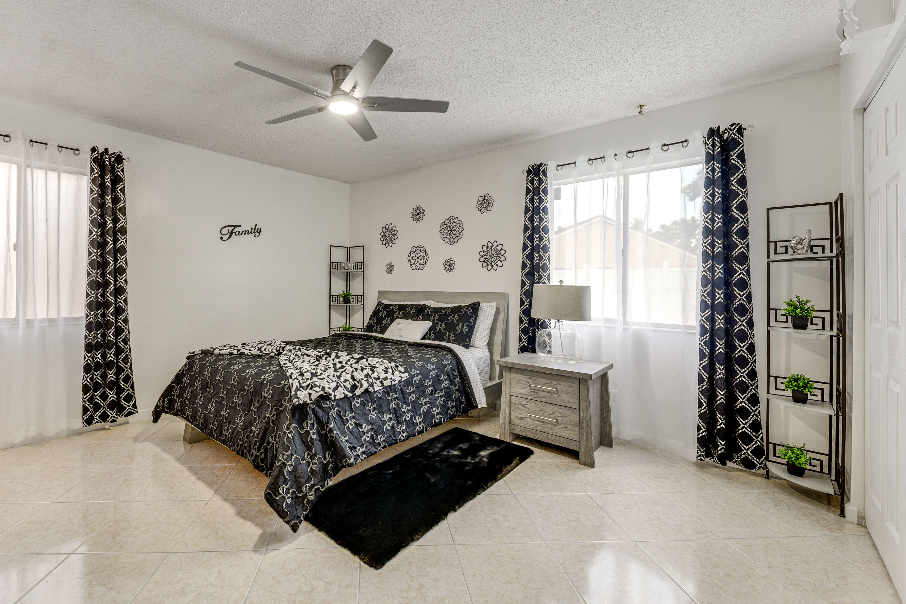 Bedroom 1 | Queen Bed