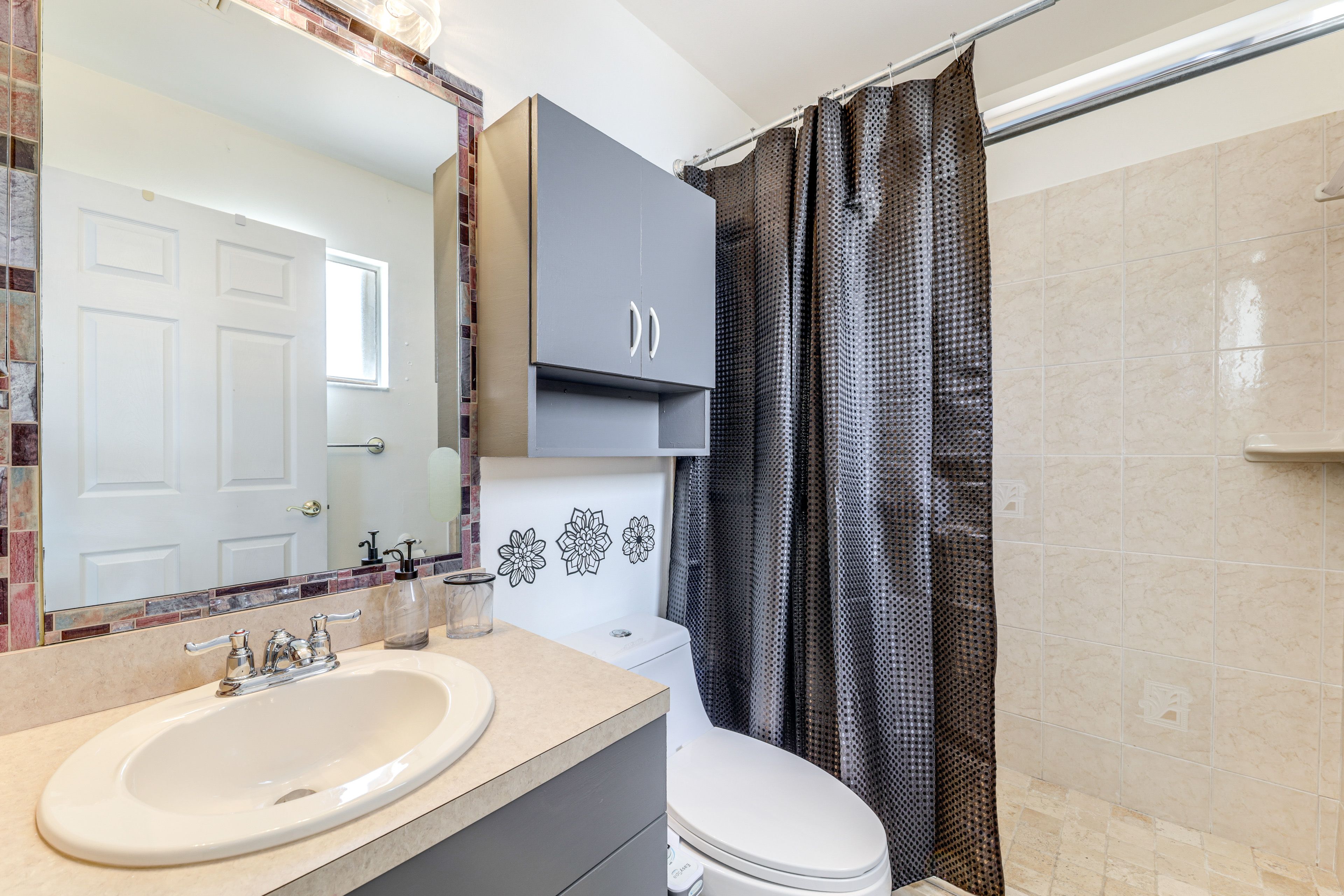 Full Bathroom | Towels Provided