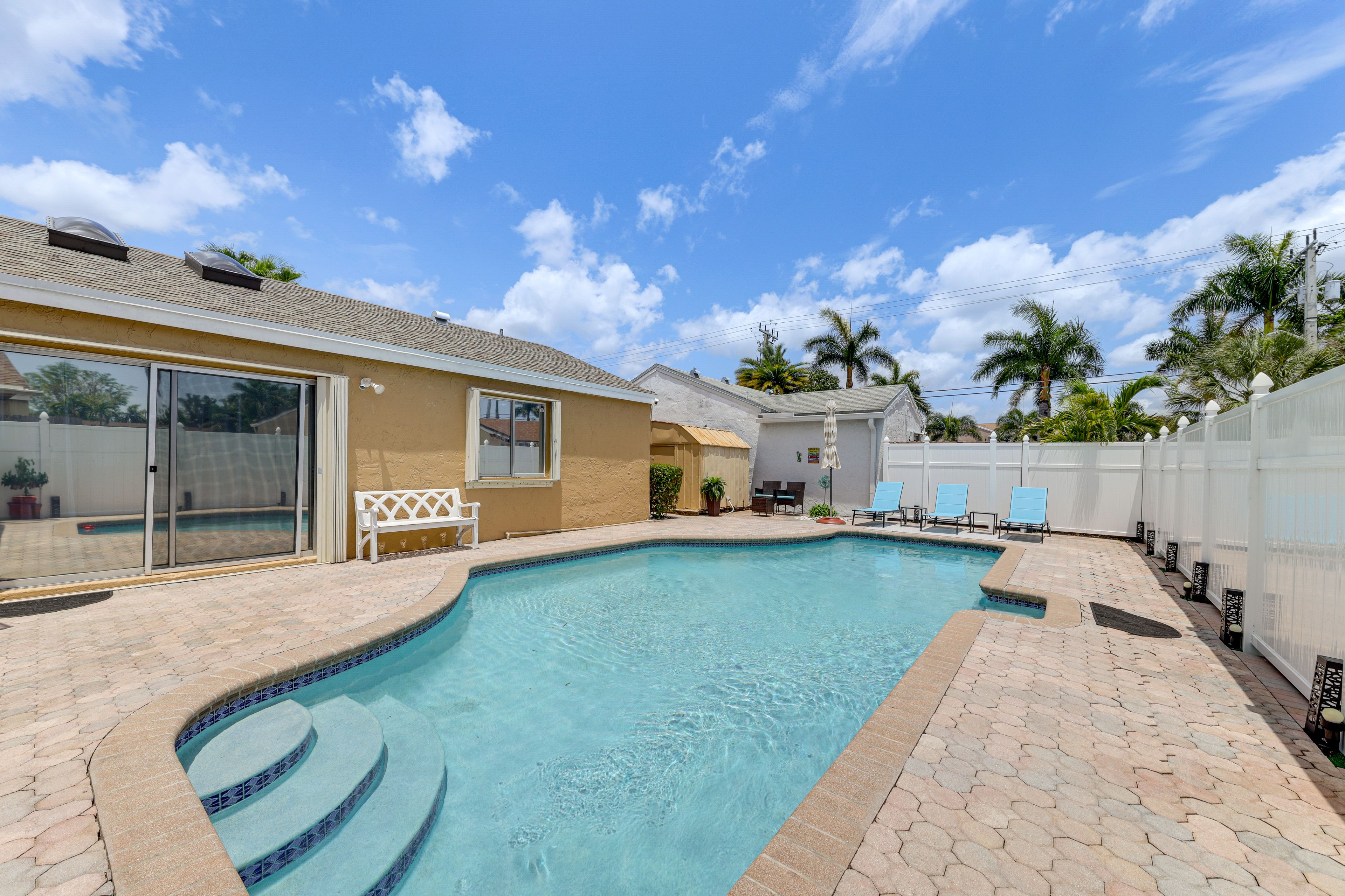 Boca Raton Vacation Rental | 2BR | 2BA | 1 Step to Enter | 900 Sq Ft