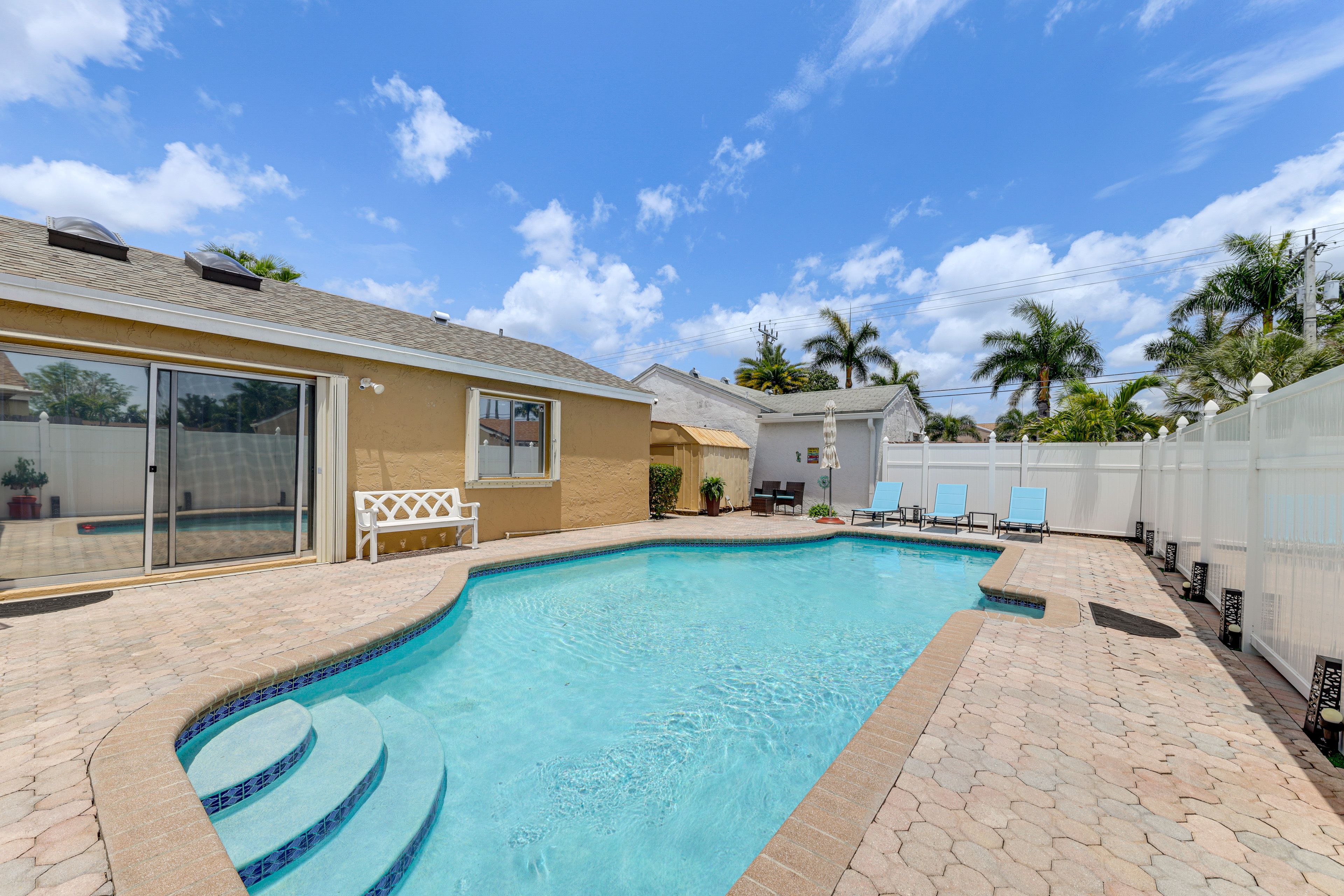 Boca Raton Vacation Rental | 2BR | 2BA | 1 Step to Enter | 900 Sq Ft