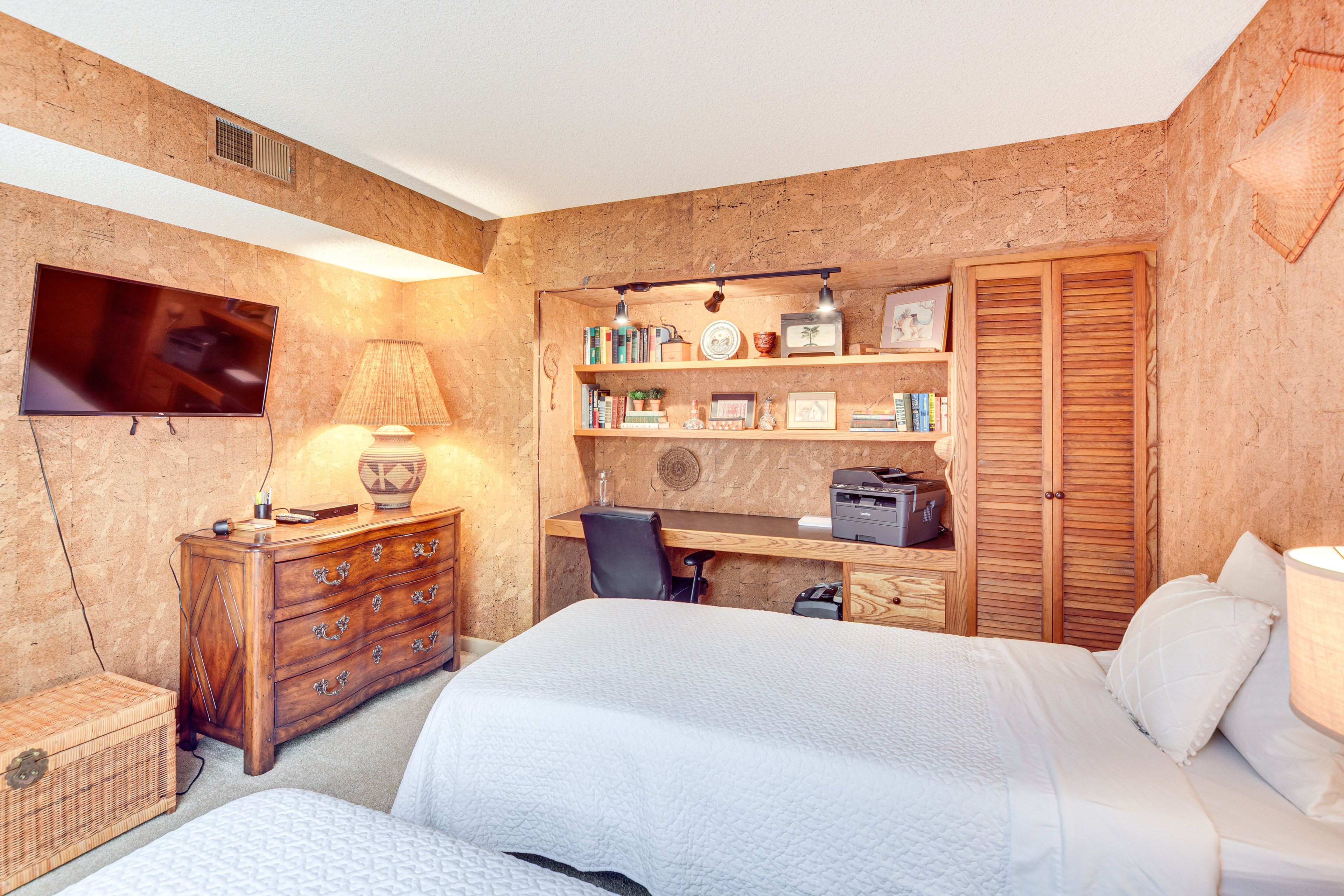 Bedroom 3 | 2 Twin Beds | Smart TV | Office Desk w/ Printer