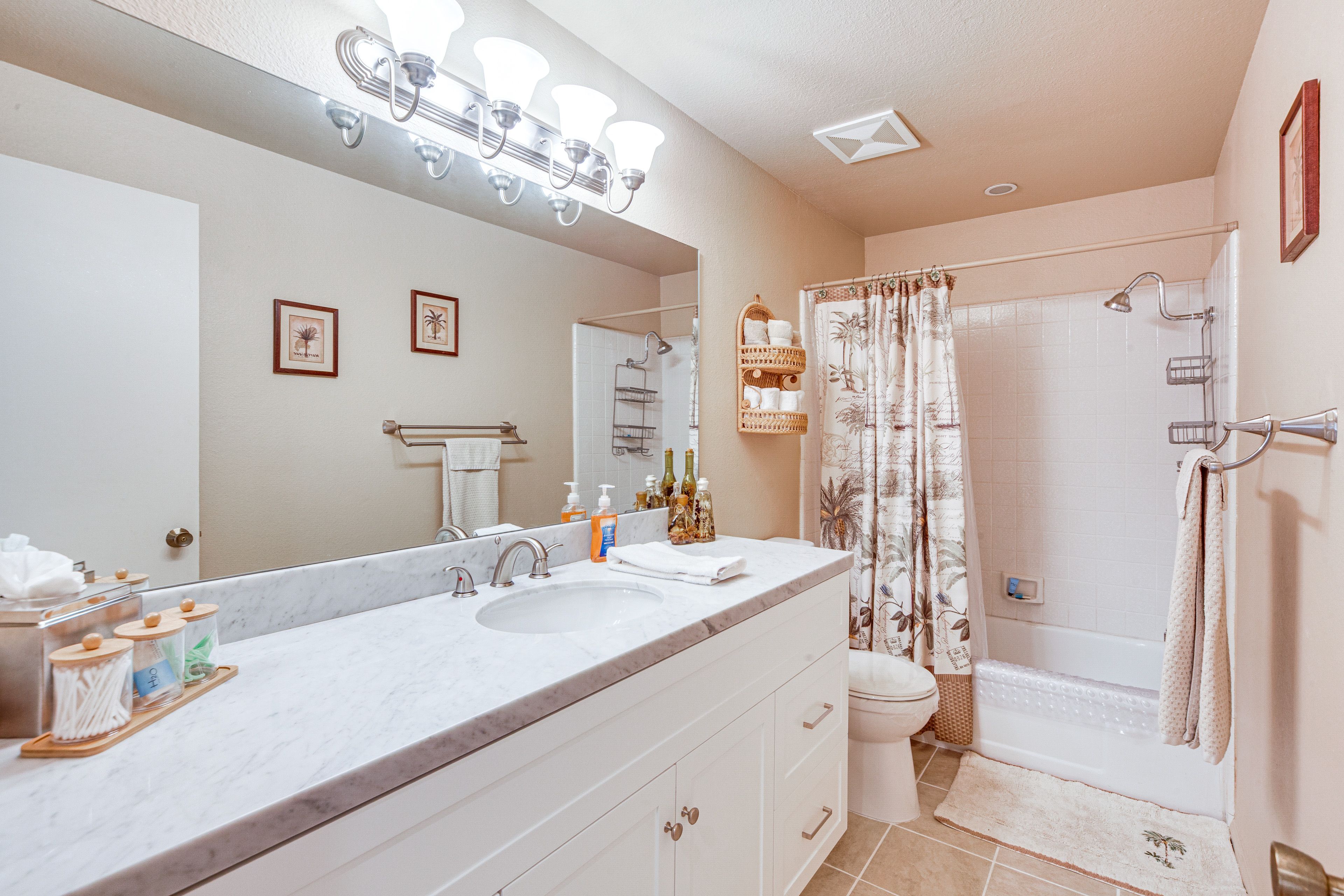 Full Bathroom | Complimentary Toiletries | Hair Dryer