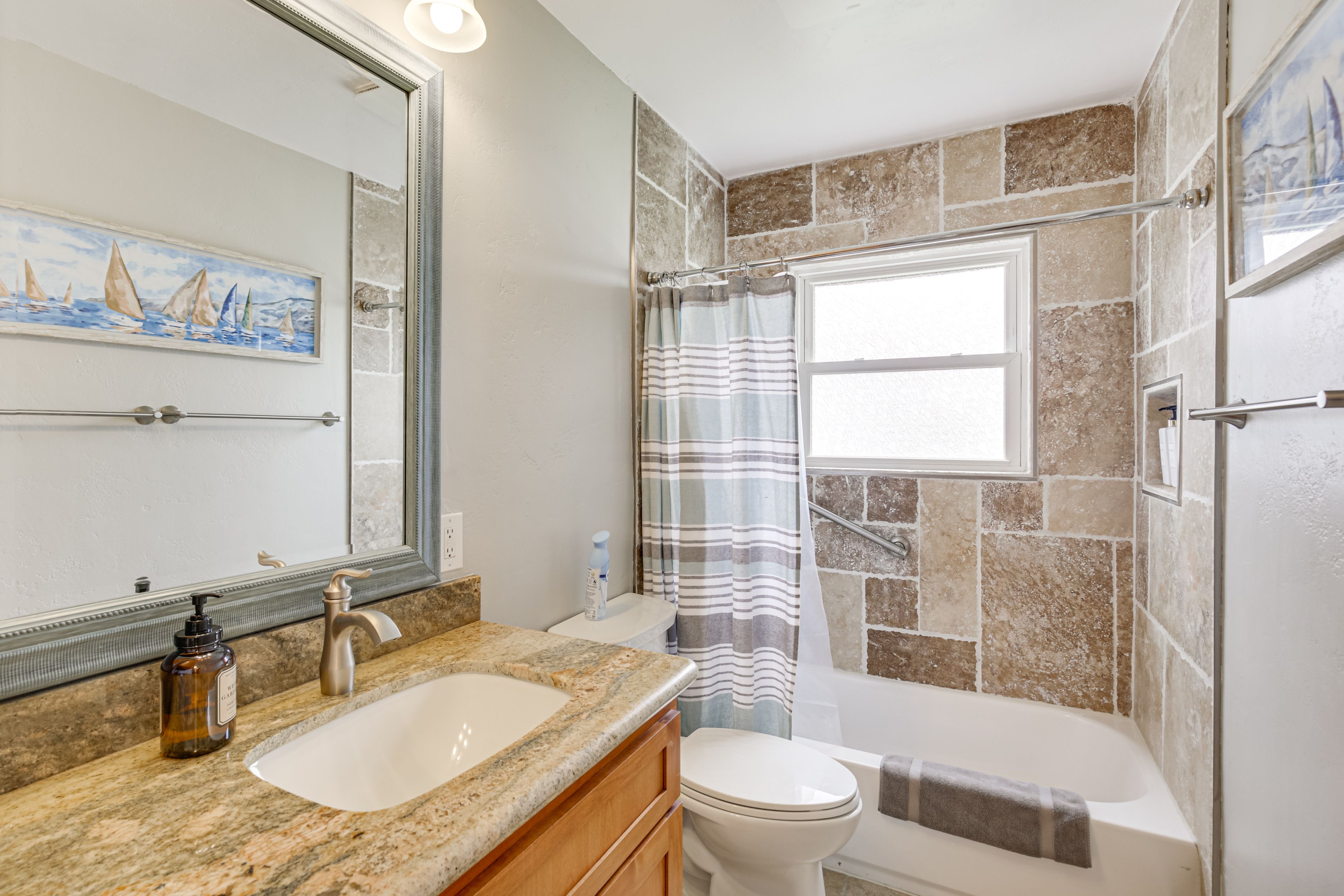 Full Bathroom | Towels Provided