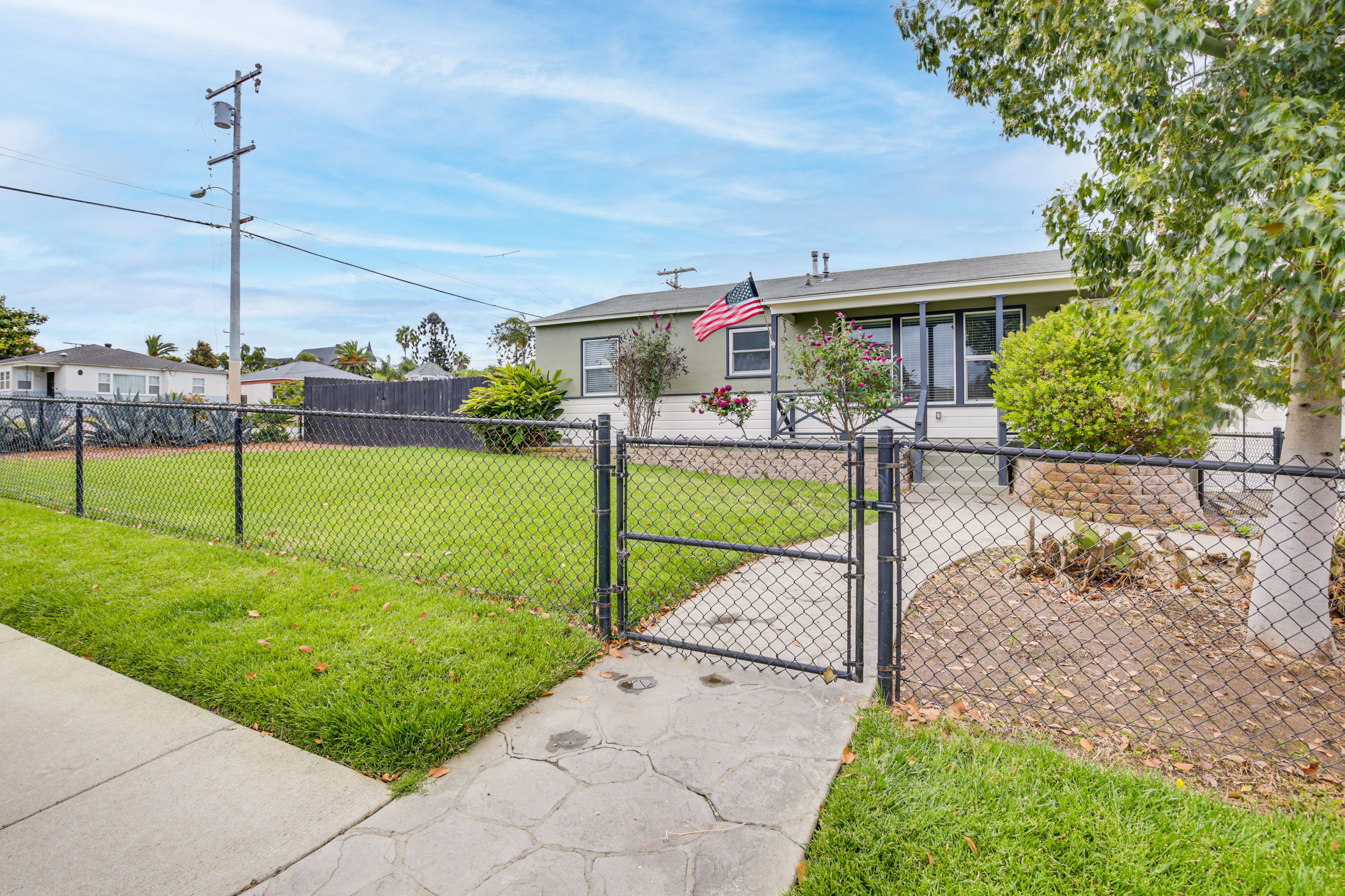 Home Exterior | Parking | Driveway (1 Vehicle) | Free Street