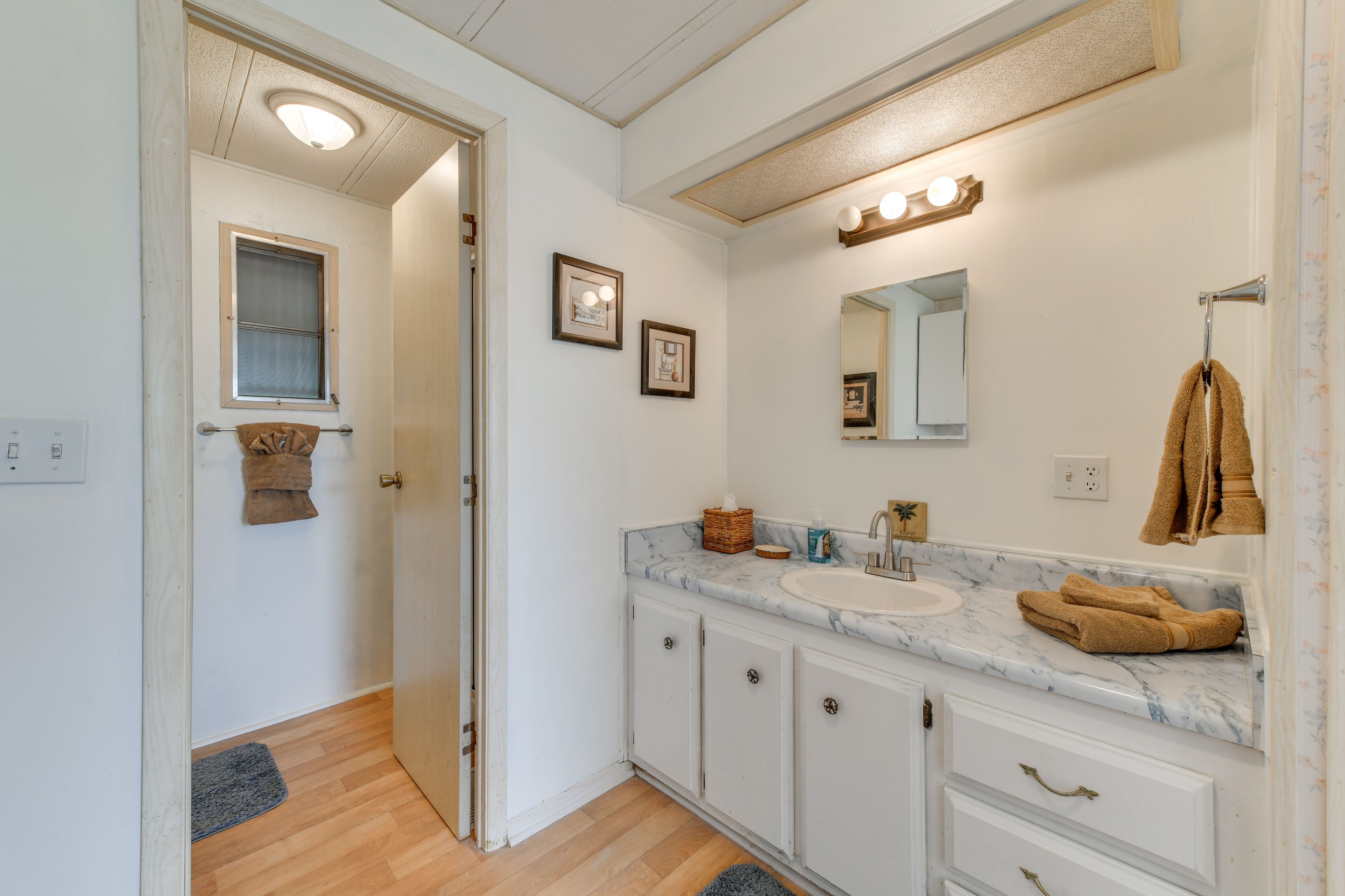 Full Bathroom | Towels Provided