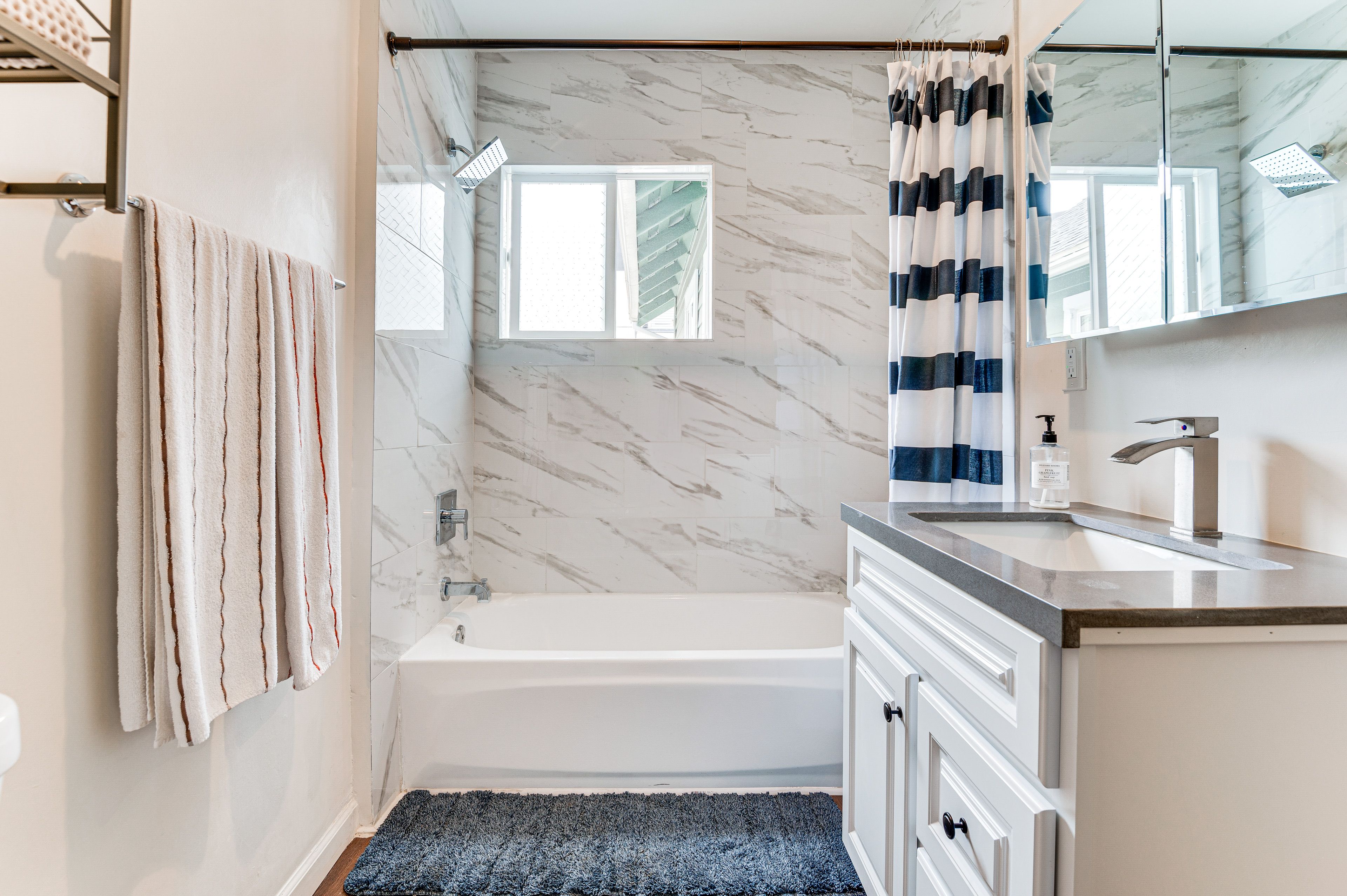 Full Bathroom | Towels Provided