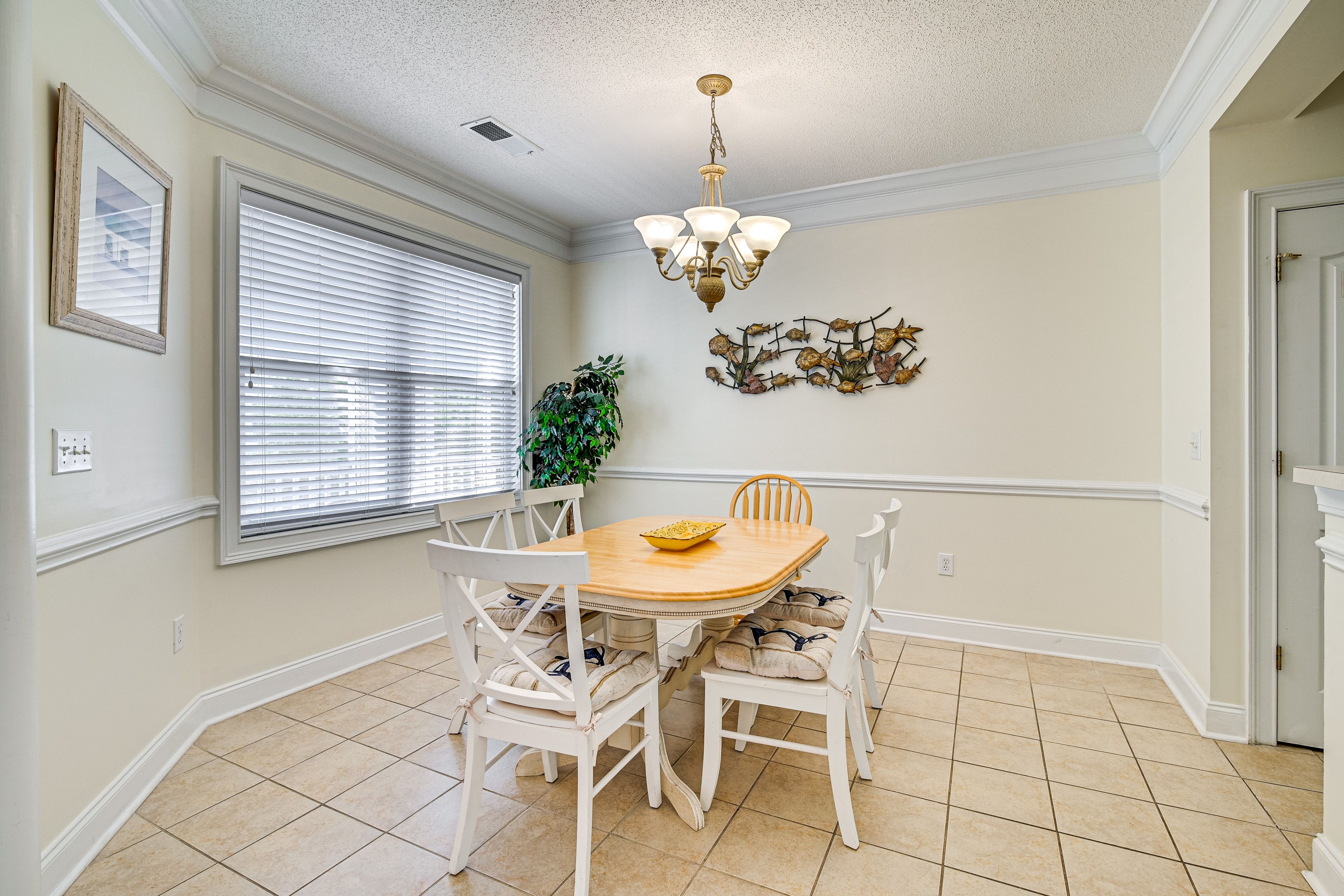 Dining Area | Central A/C & Heating