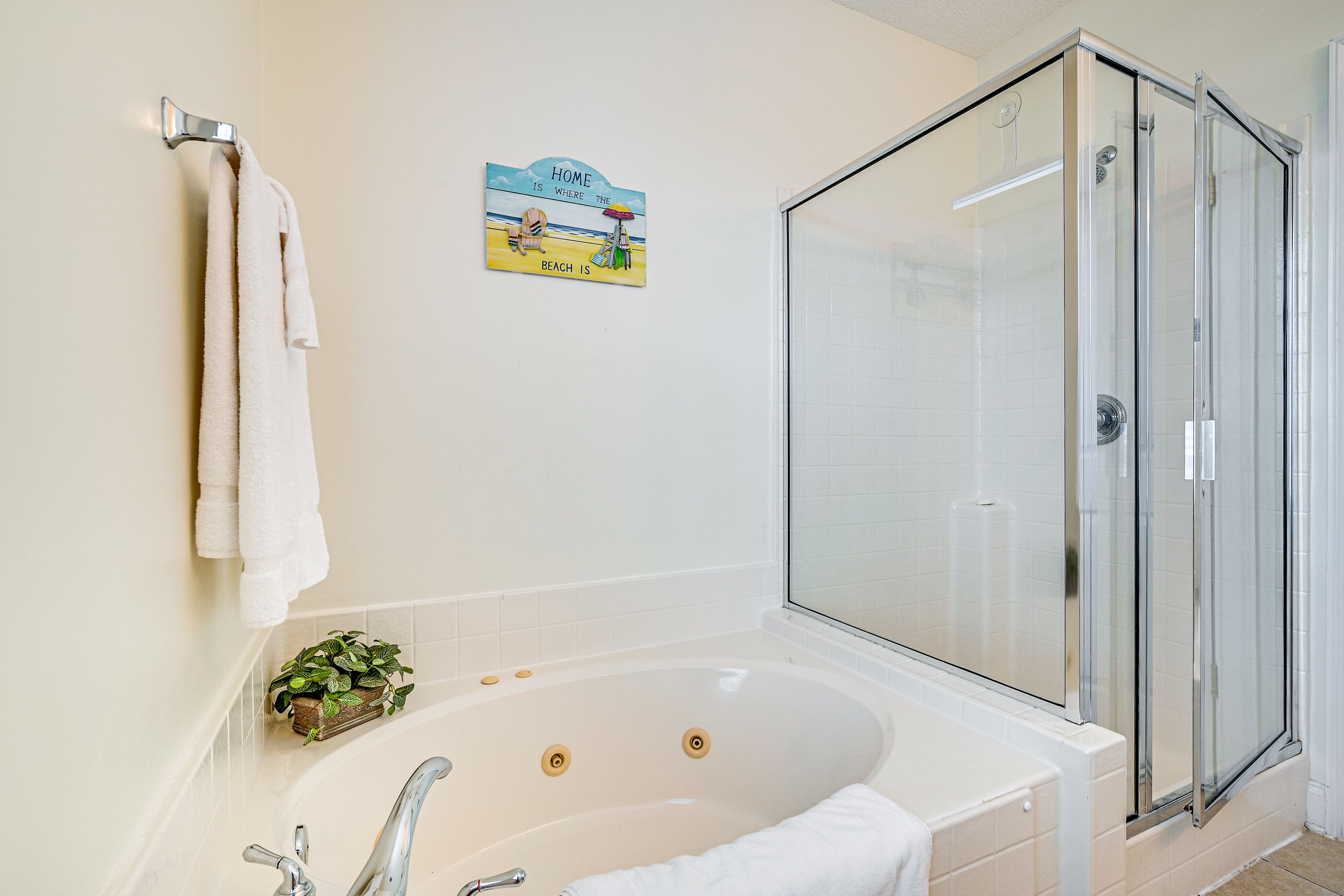 En-Suite Bathroom | Towels Provided | Jetted Tub