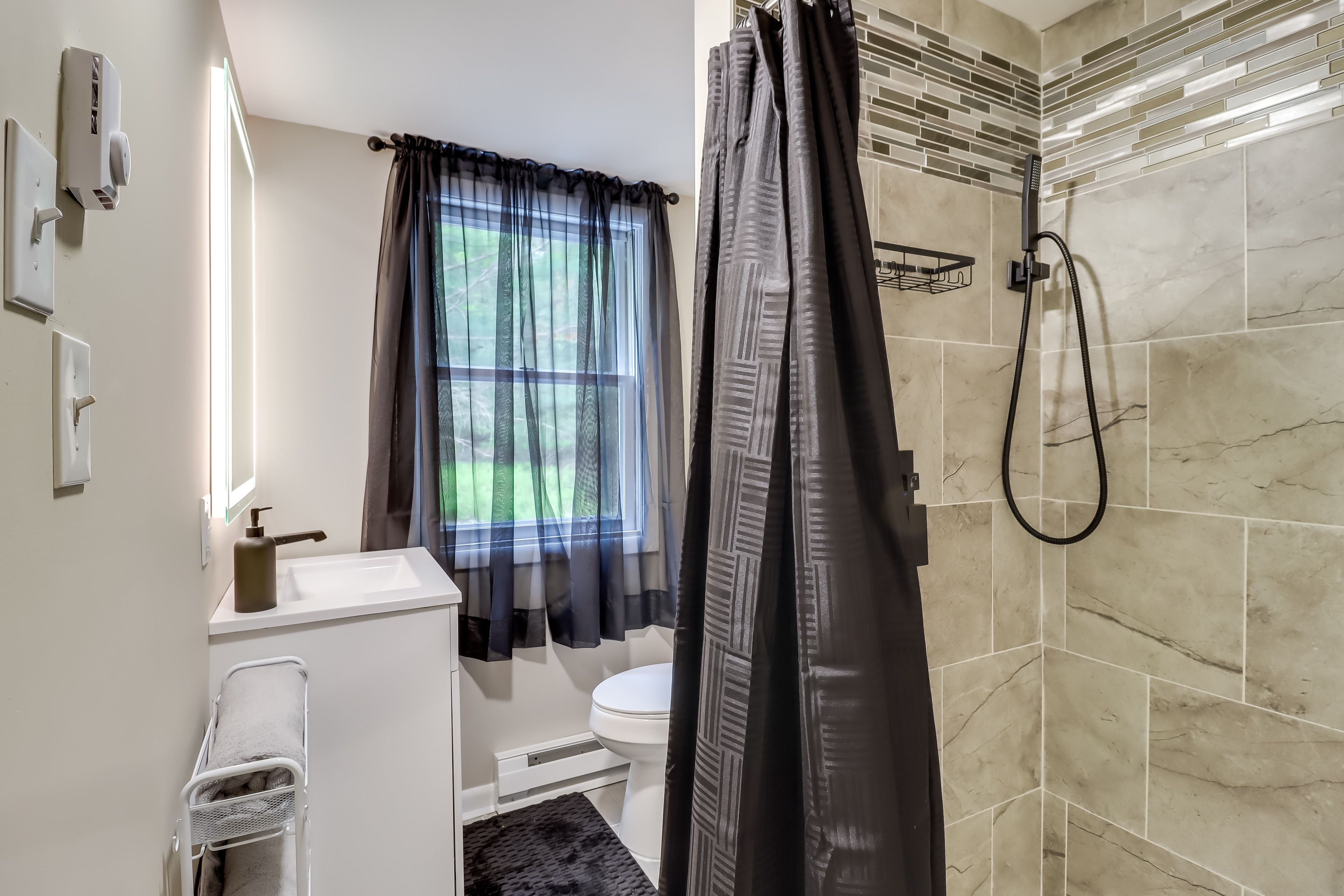 Full Bathroom | 2nd Level | Complimentary Toiletries