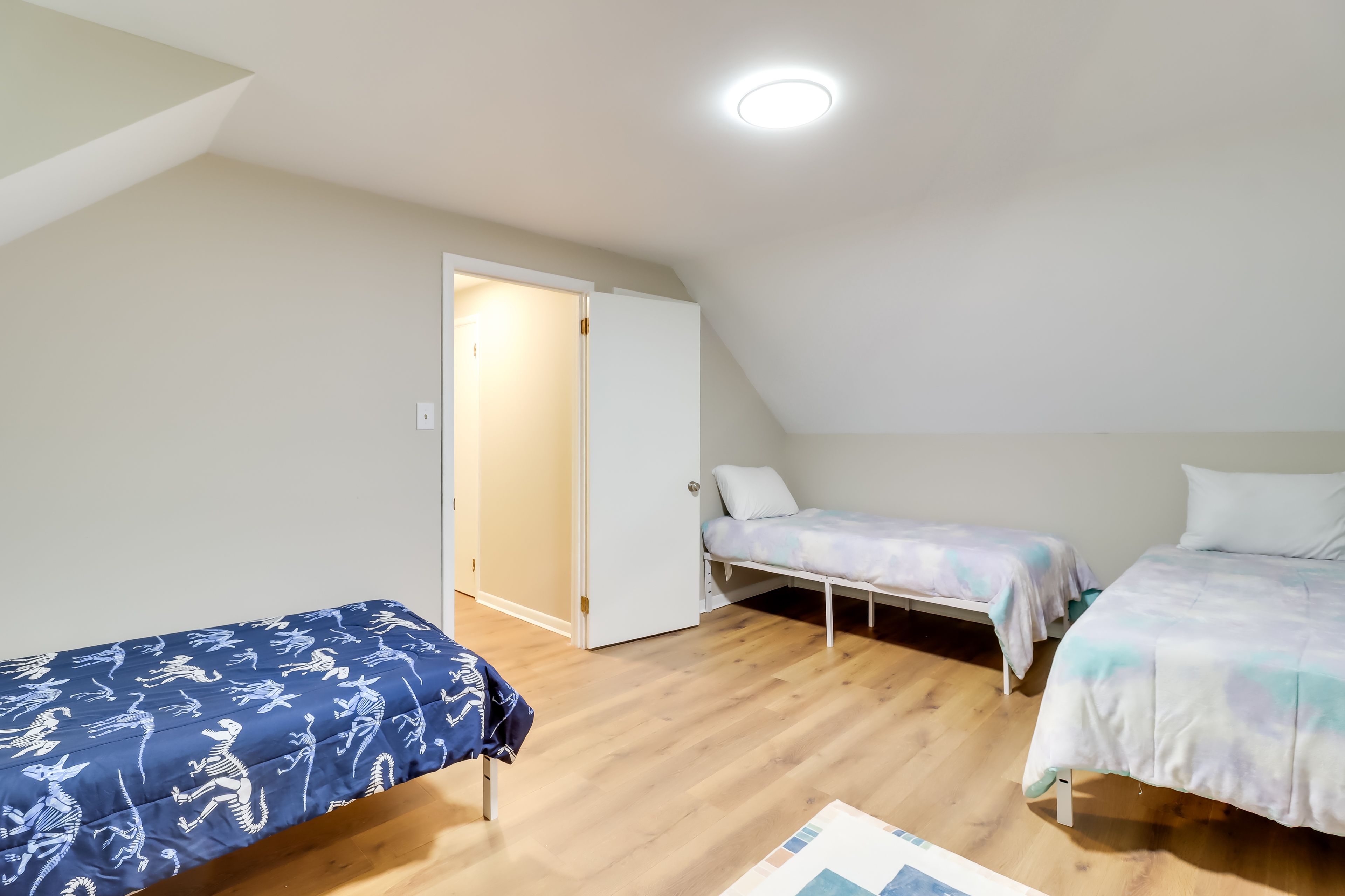 Bedroom 3 | 2nd Level | 3 Twin Beds | Smart TV