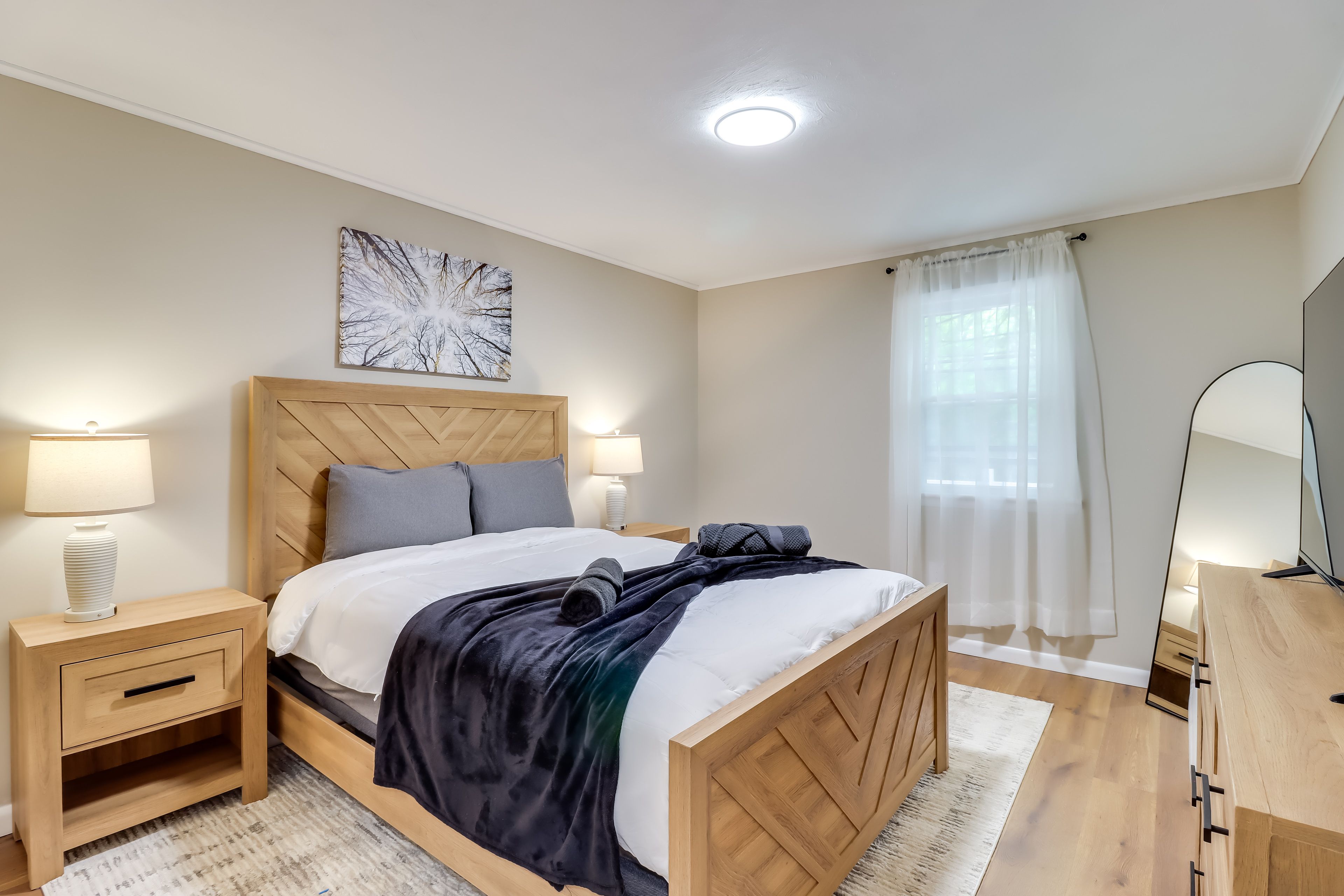 Bedroom 1 | 1st Level | Queen Bed | Smart TV
