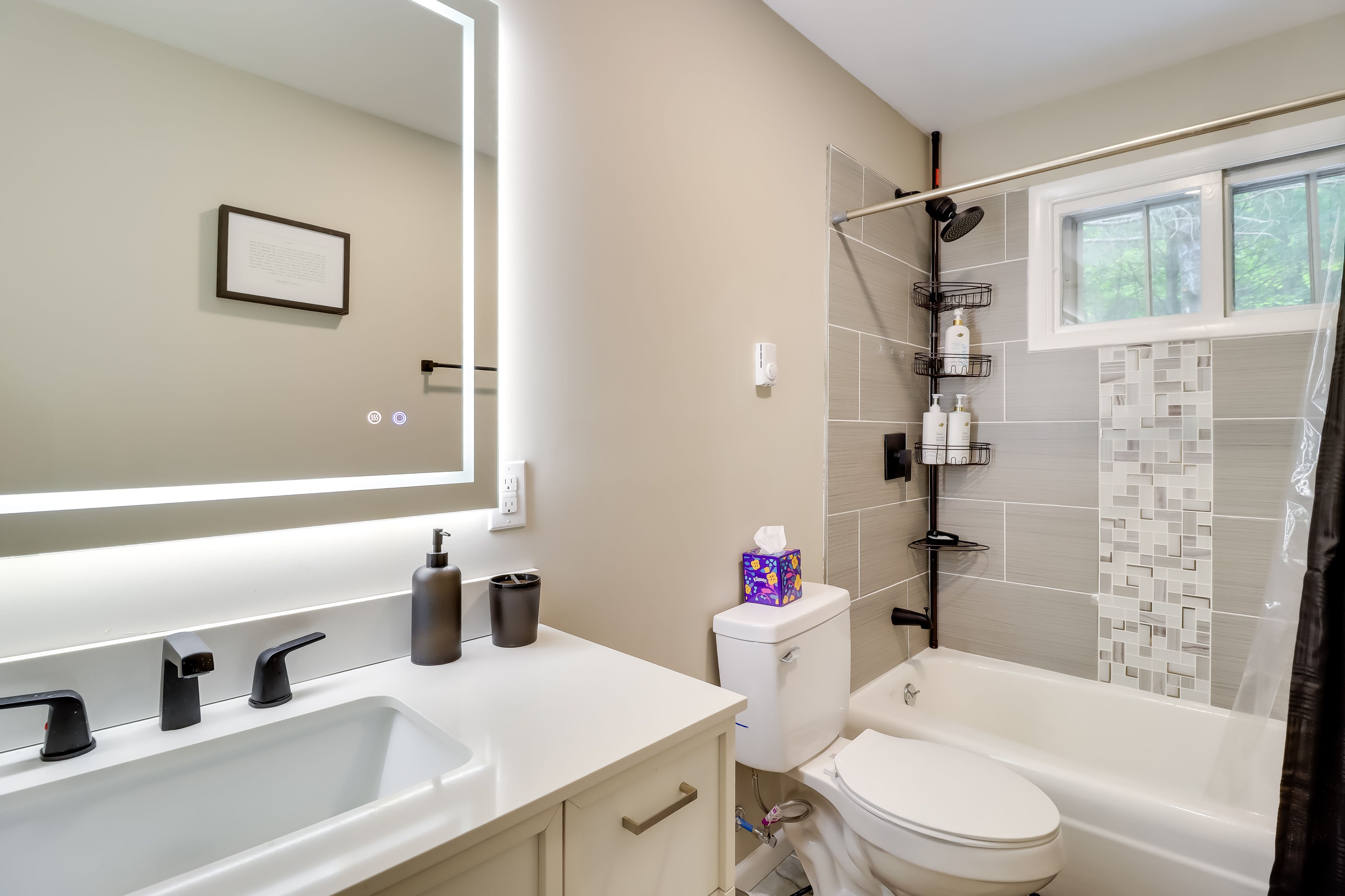 Full Bathroom | 1st Level | Towels Provided