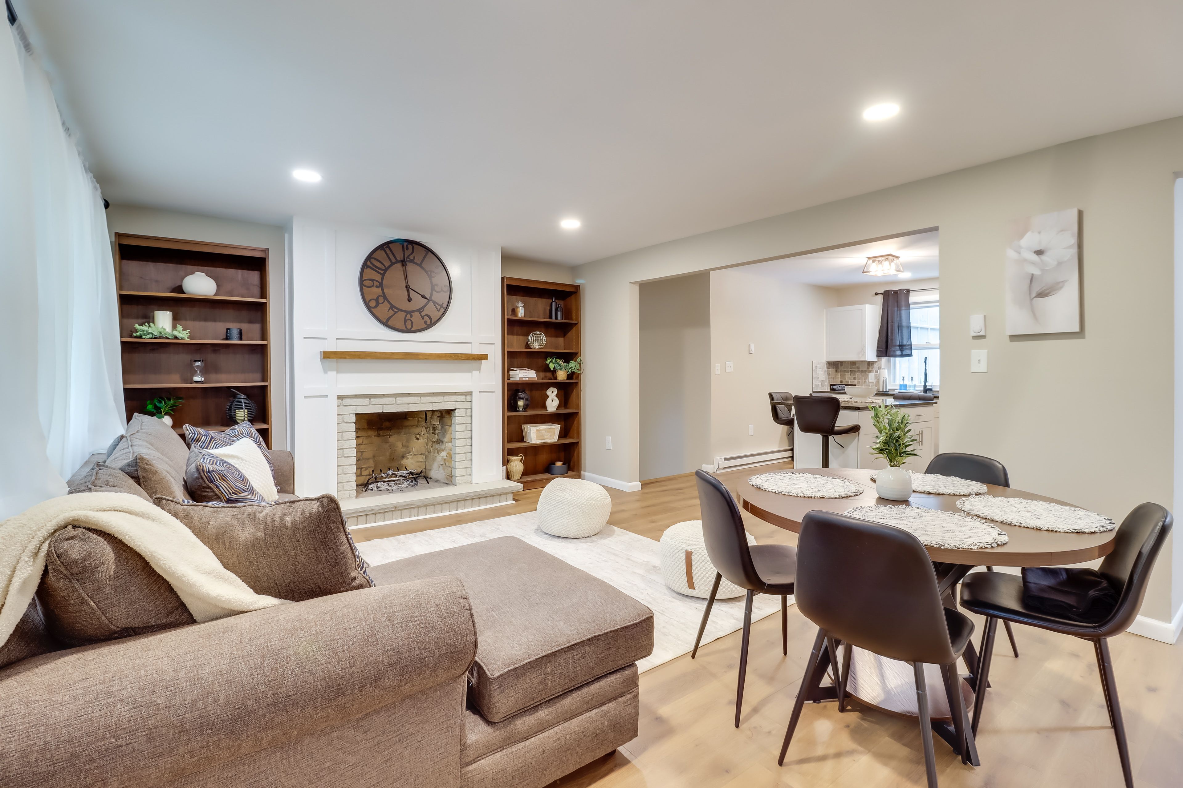 Family Room | 1st Level | Queen Sleeper Sofa | Dining Area | Dishware/Flatware