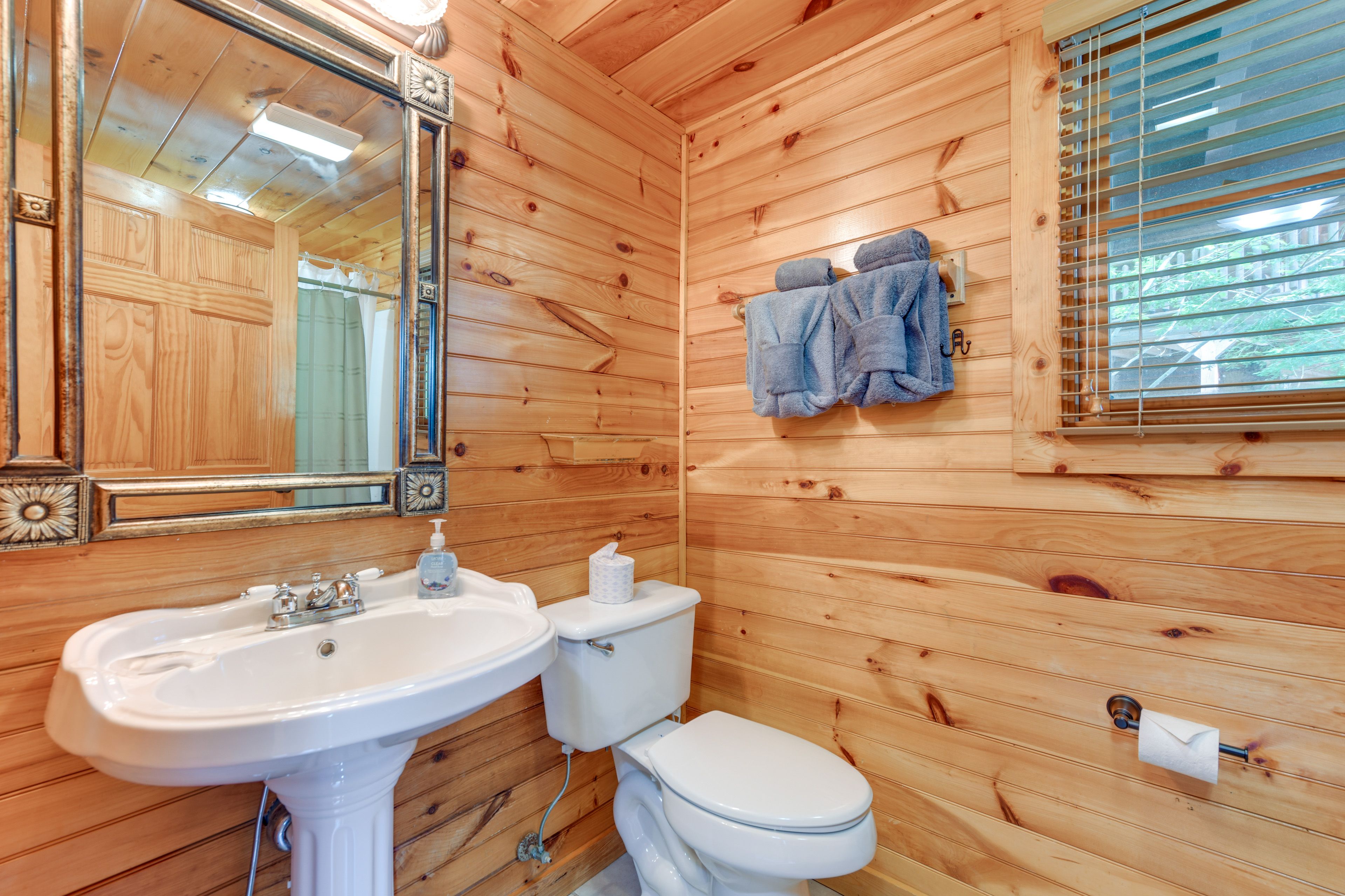 Full Bathroom | Main Level | Shower/Tub Combo | Complimentary Toiletries