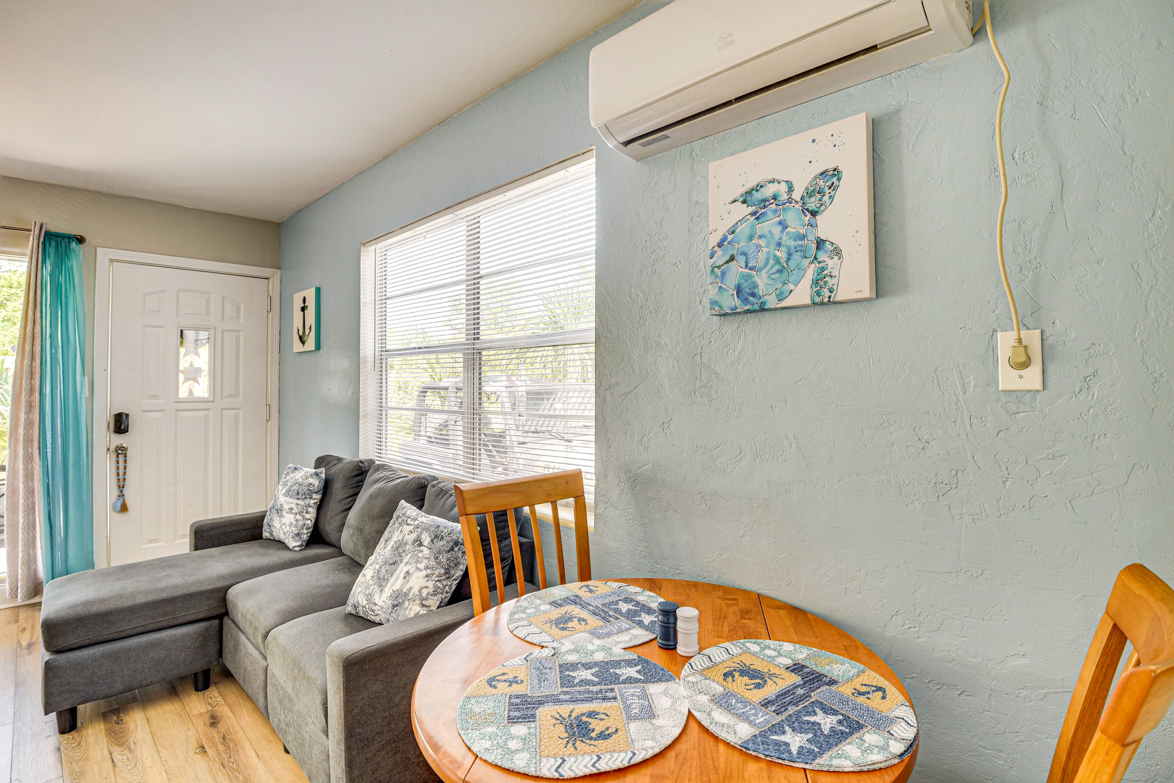 Dining Area | Dishware/Flatware Provided