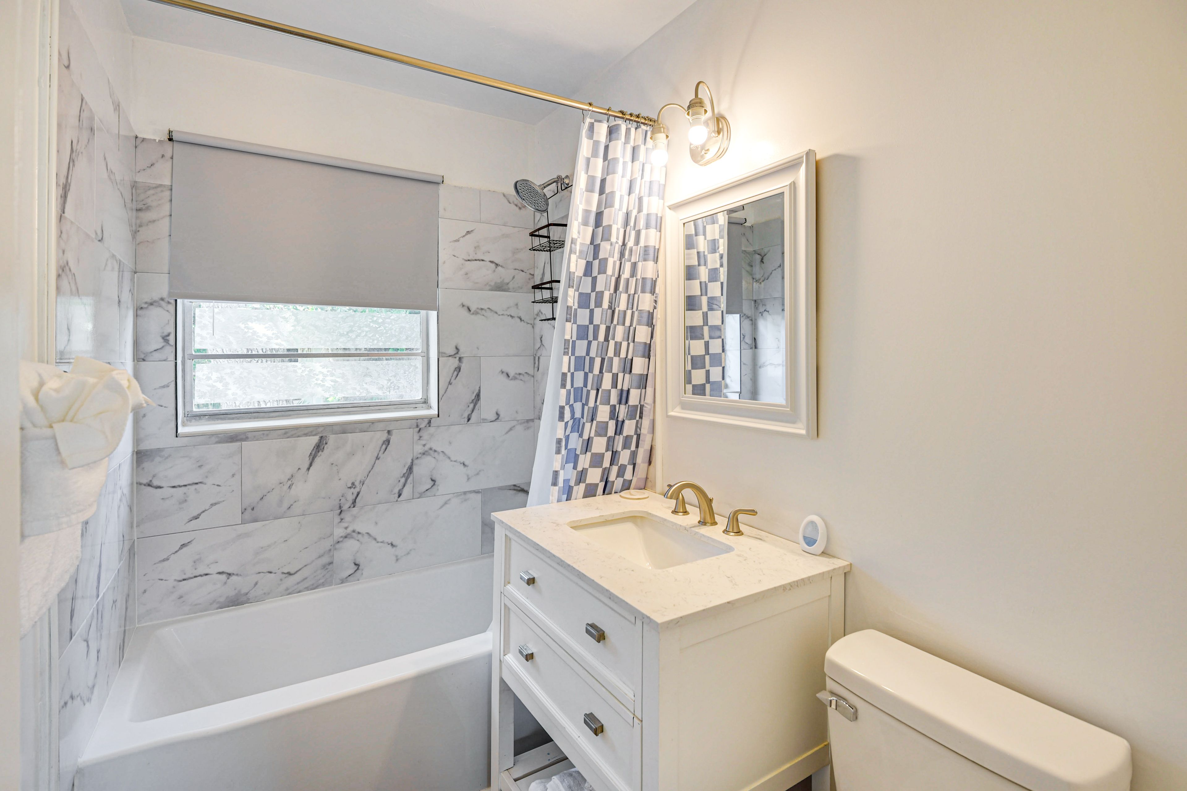 Full Bathroom | Towels Provided