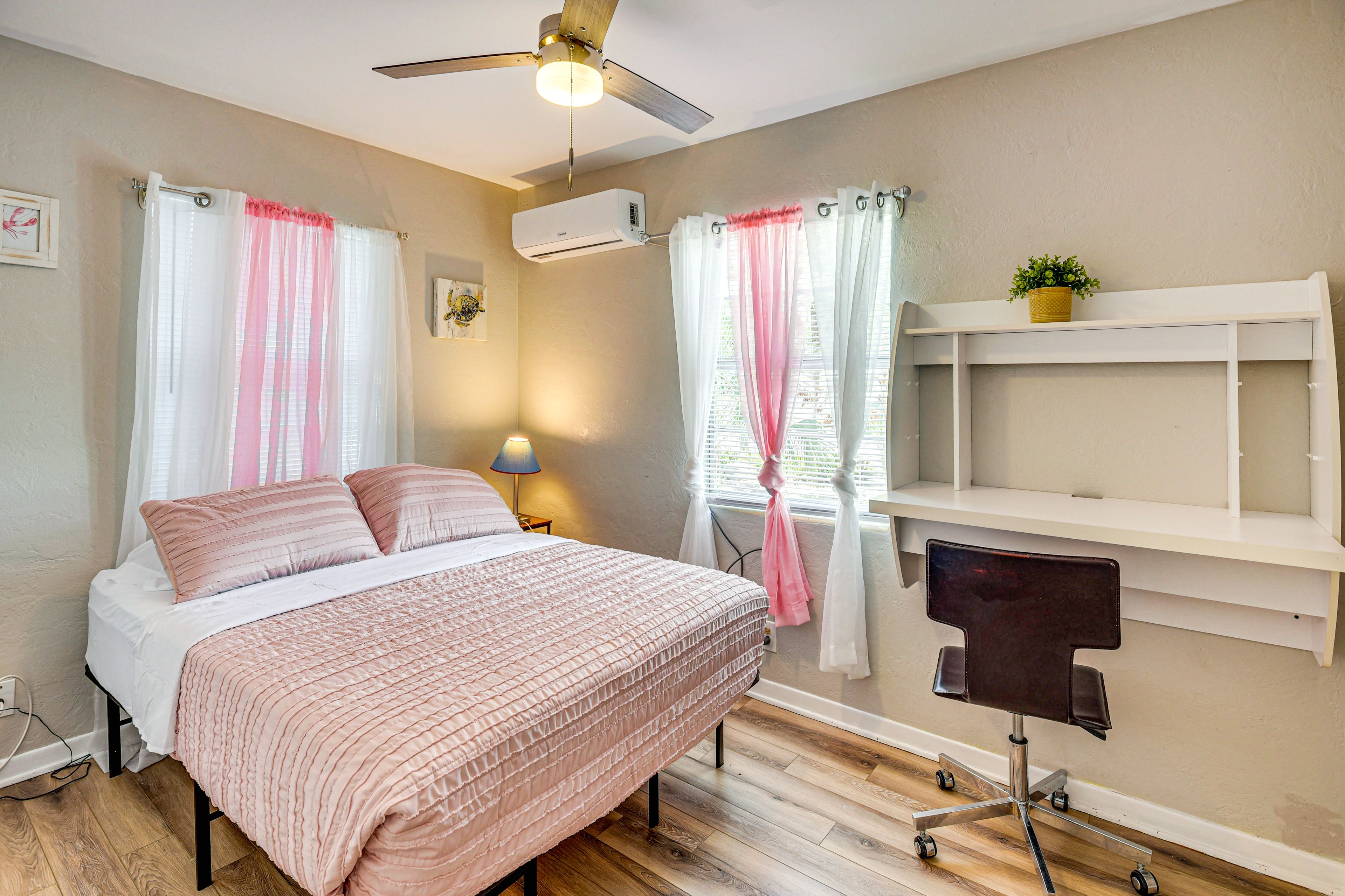 Bedroom 1 | Queen Bed | Workstation