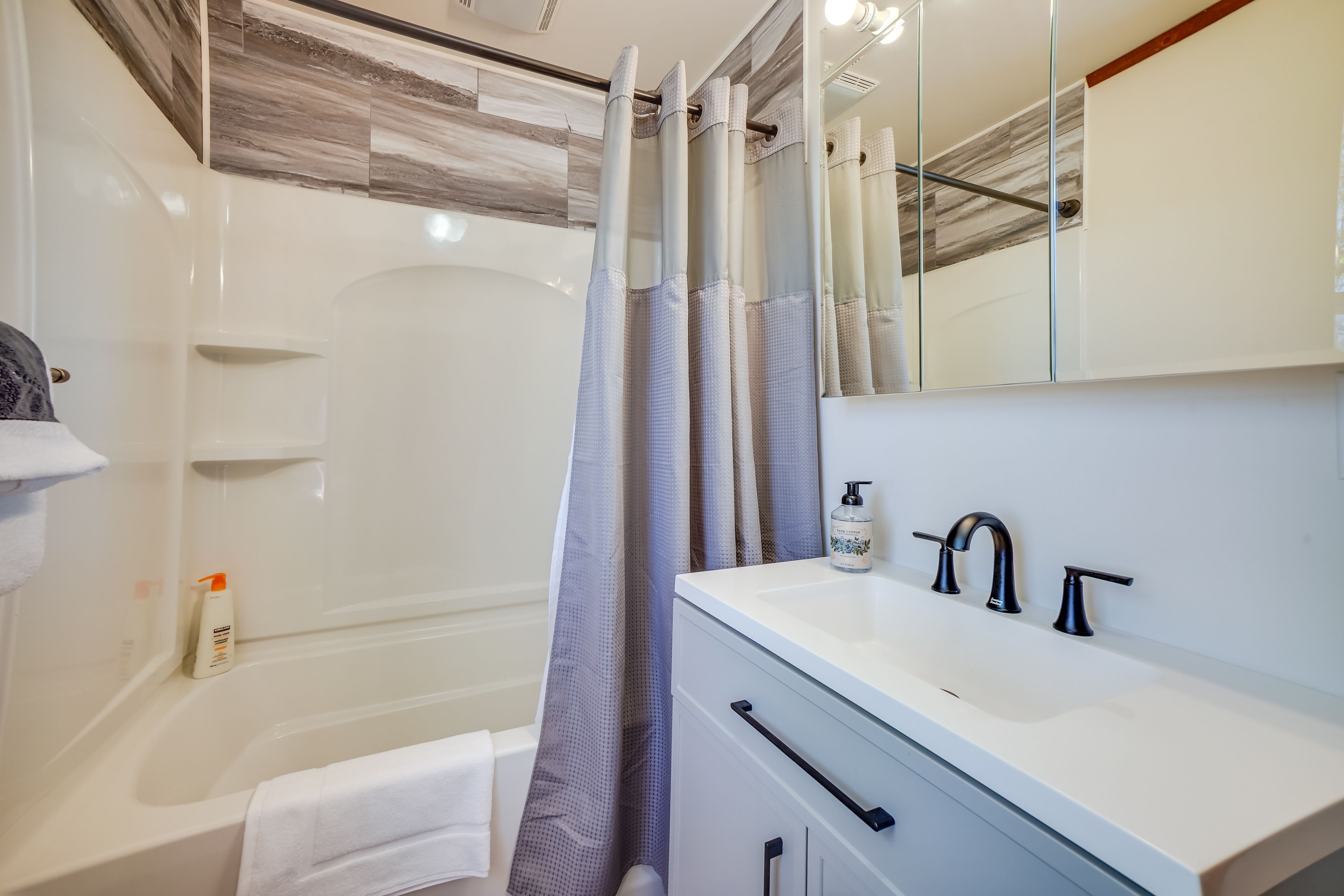 Full Bath | 2nd Floor