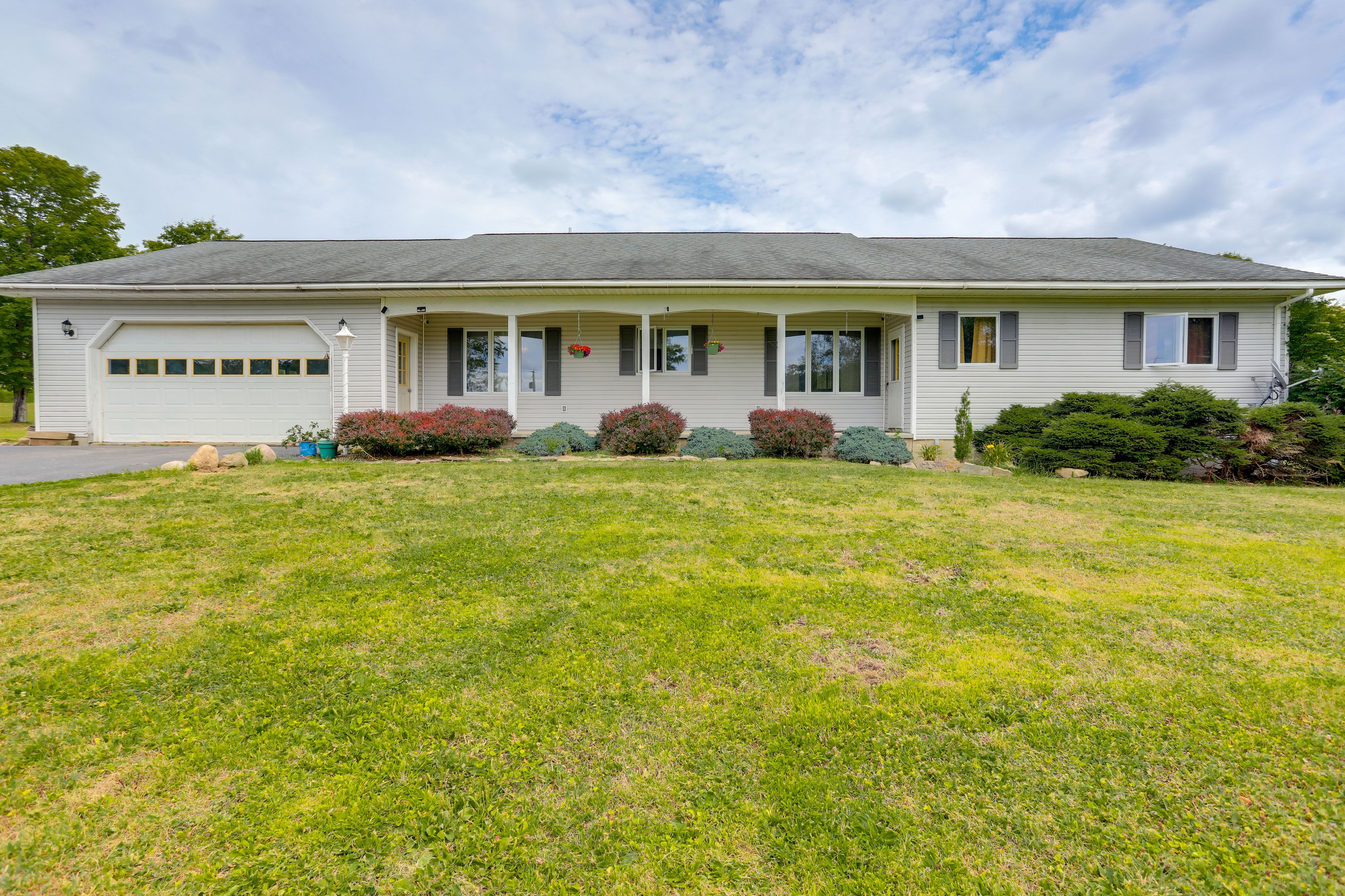 Little Valley Vacation Rental | 3BR | 2.5BA | 1,832 Sq Ft | 2 Steps to Enter