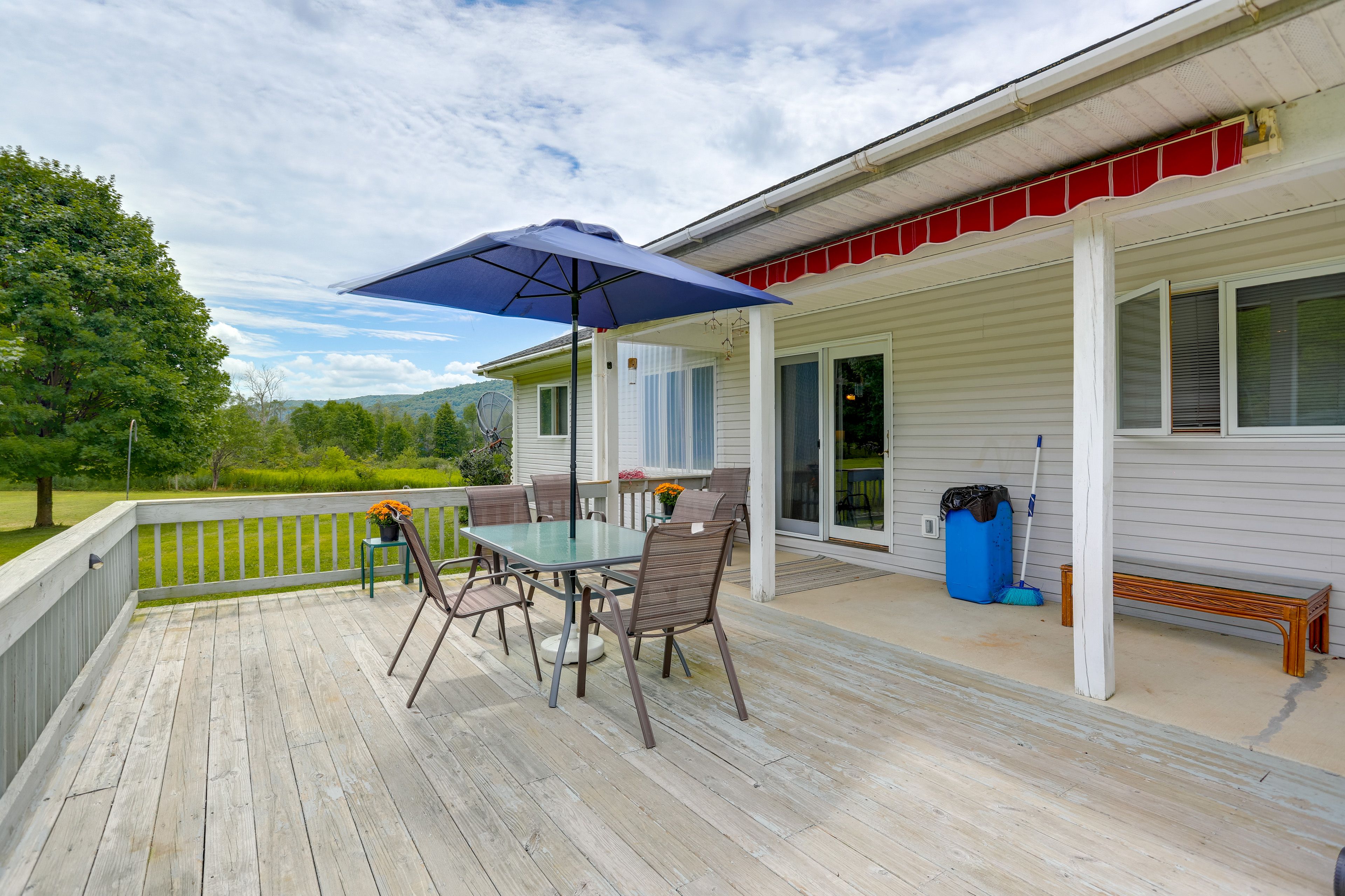 Deck | Outdoor Dining Area | Gas Grill