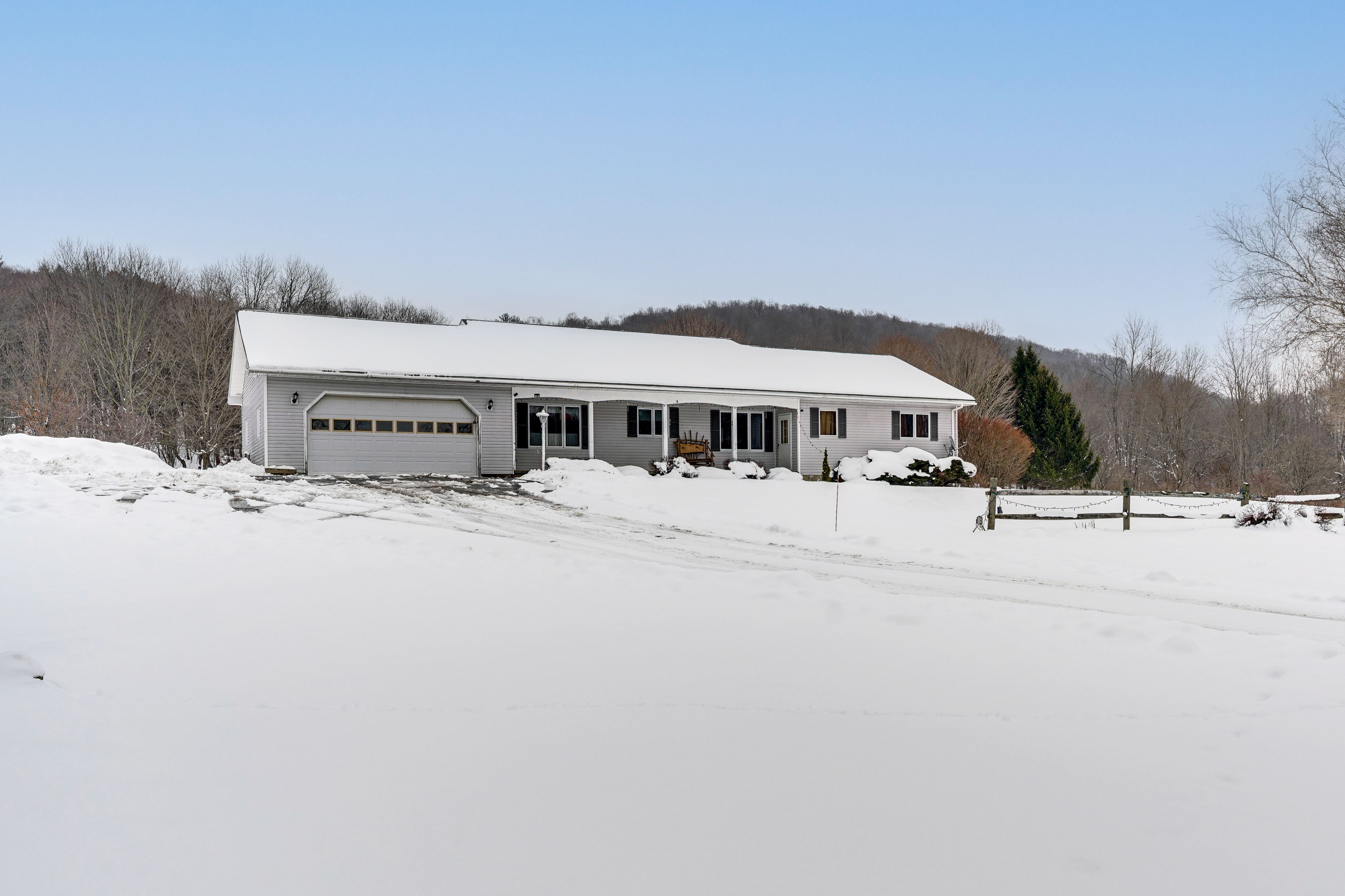 Parking | Driveway (4 Vehicles) | Garage (1 Vehicle) | Trailer Parking