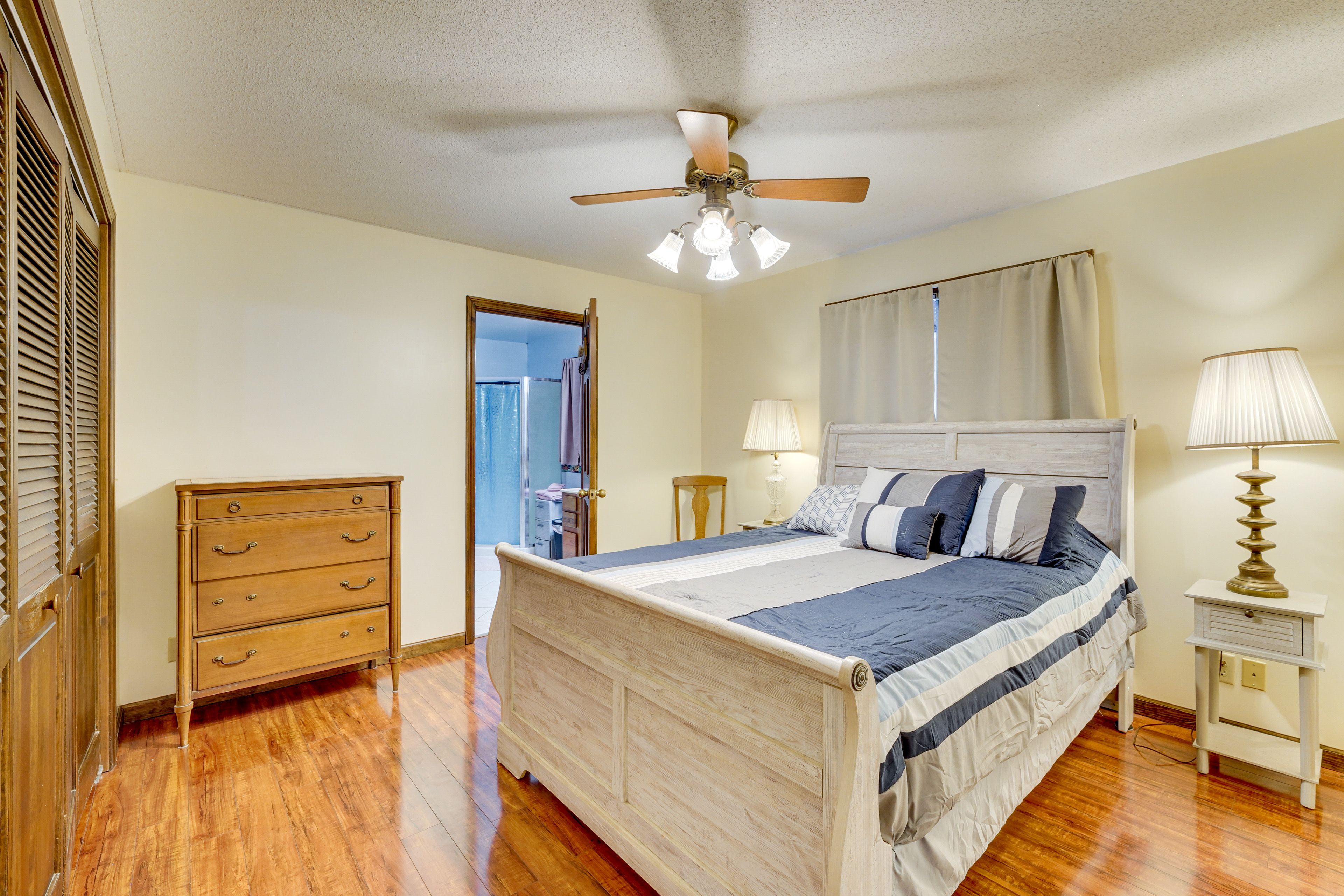 Bedroom 2 | Queen Bed