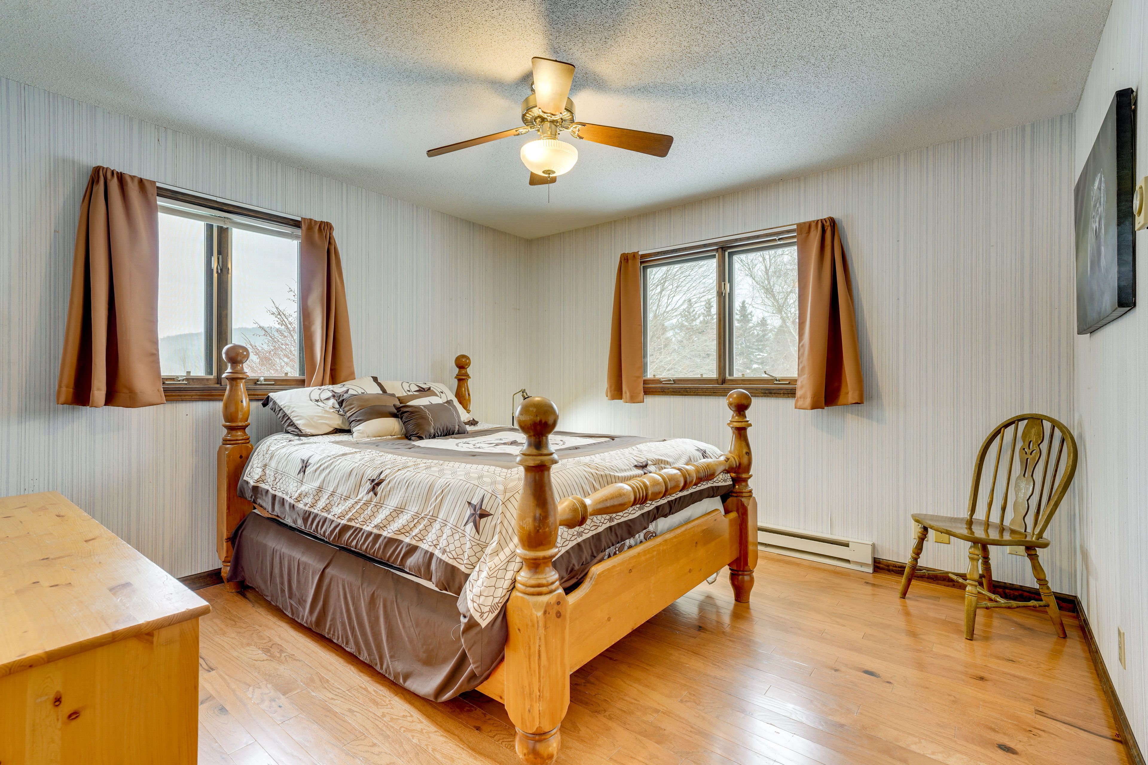 Bedroom 1 | Queen Bed