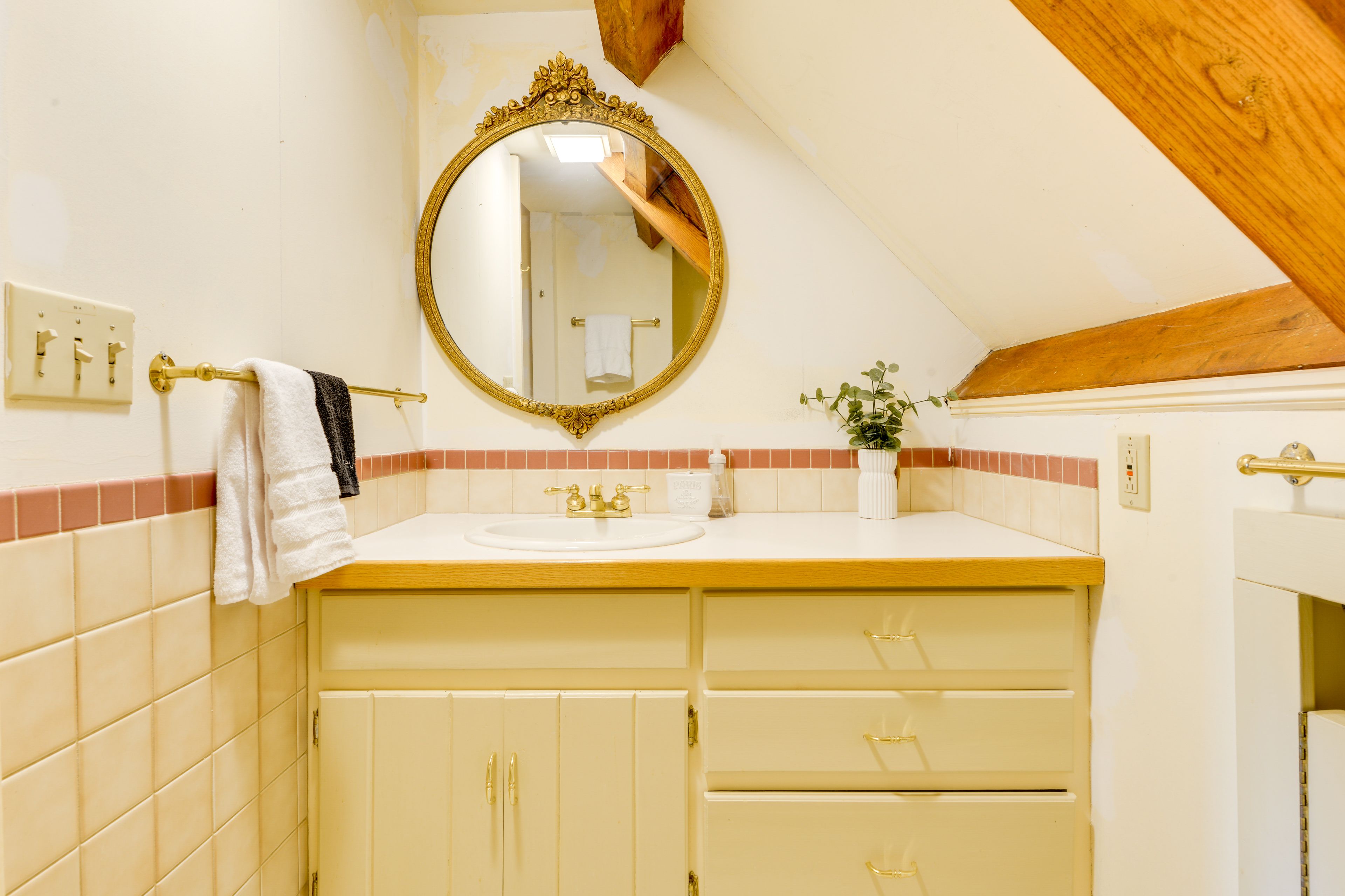 Full Bathroom | 3rd Floor