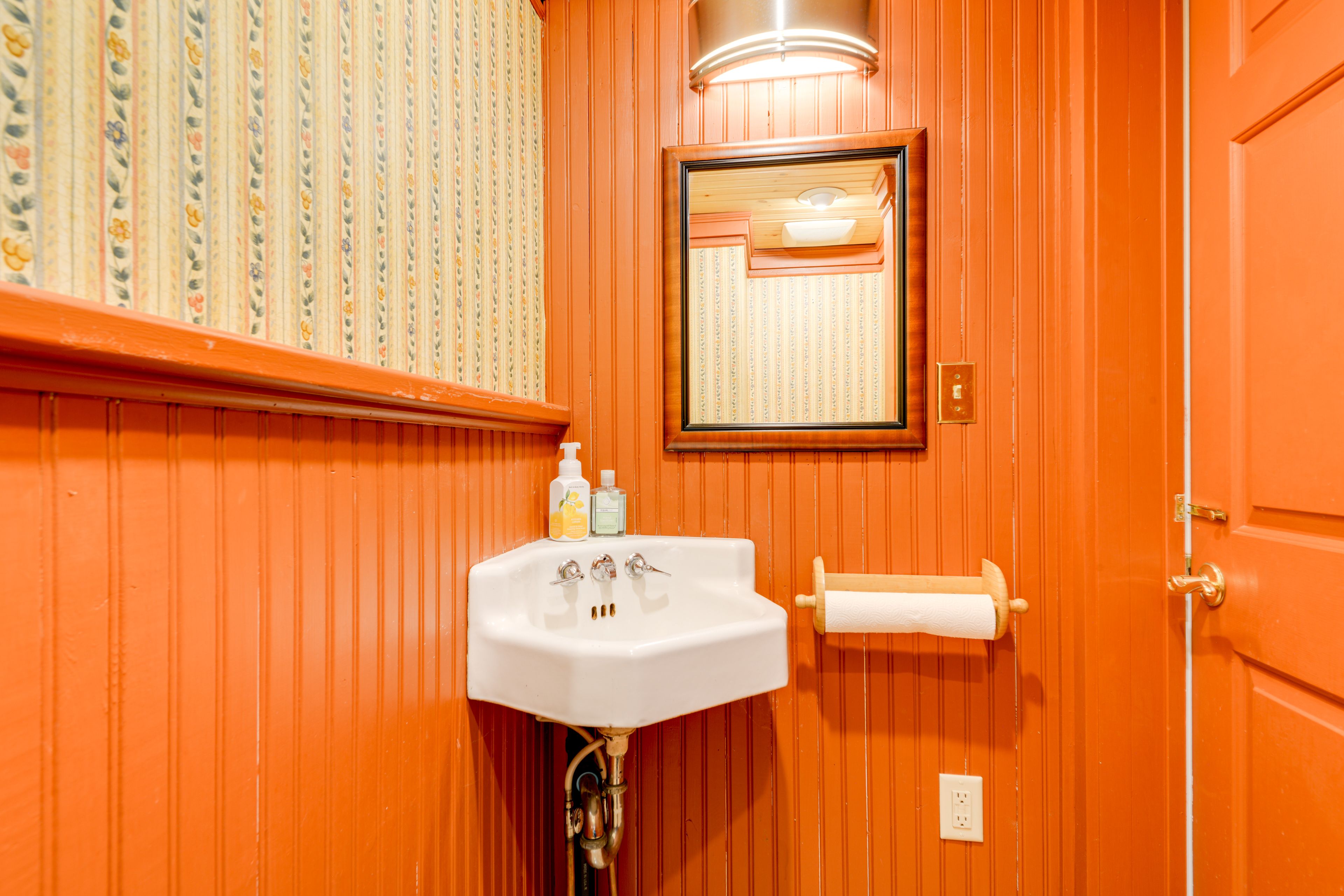 Half Bathroom | 1st Floor | Complimentary Toiletries | Towels Provided