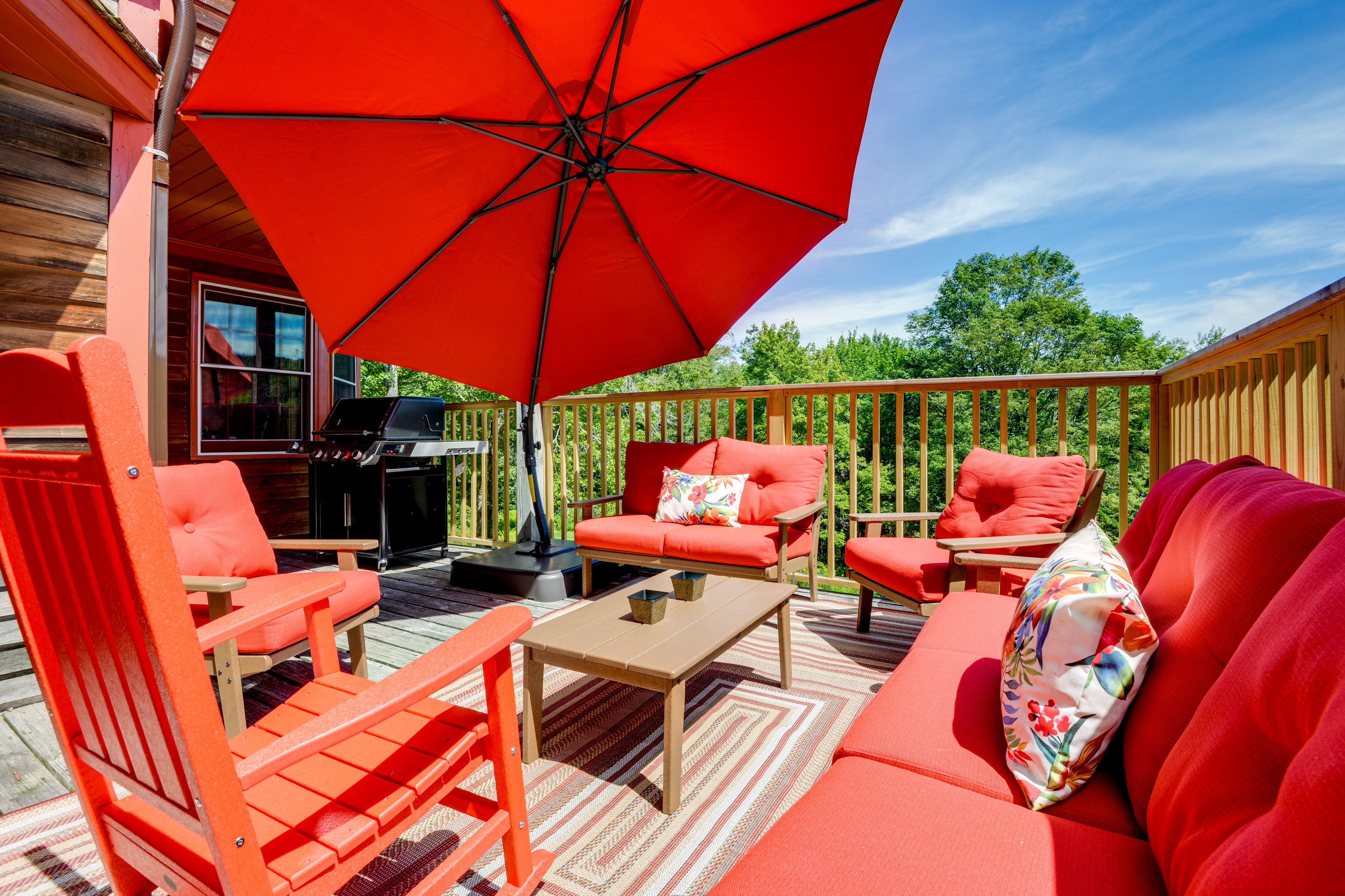 Deck | Gas Grill | Lounge Furniture