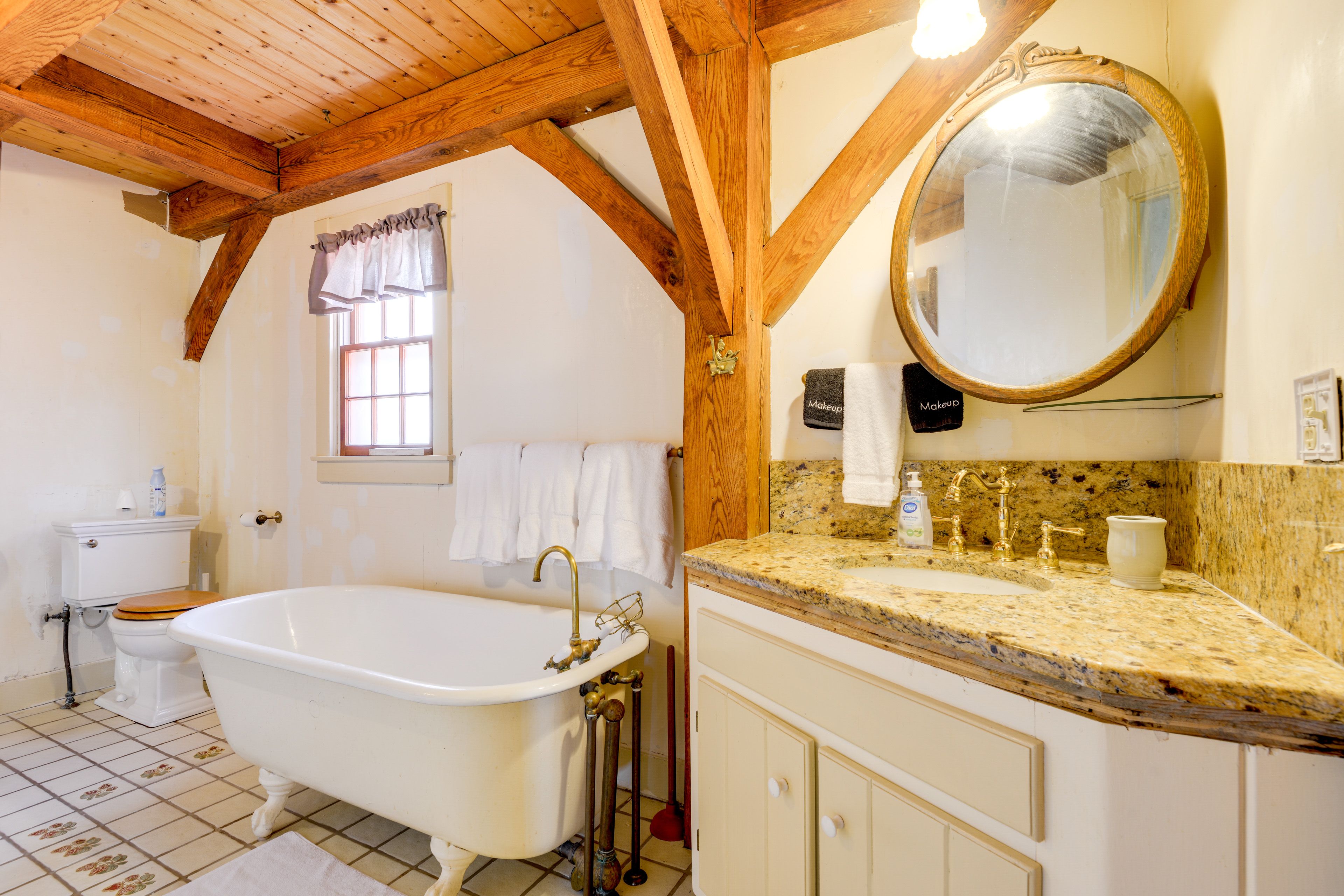 Full Bathroom | 2nd Floor