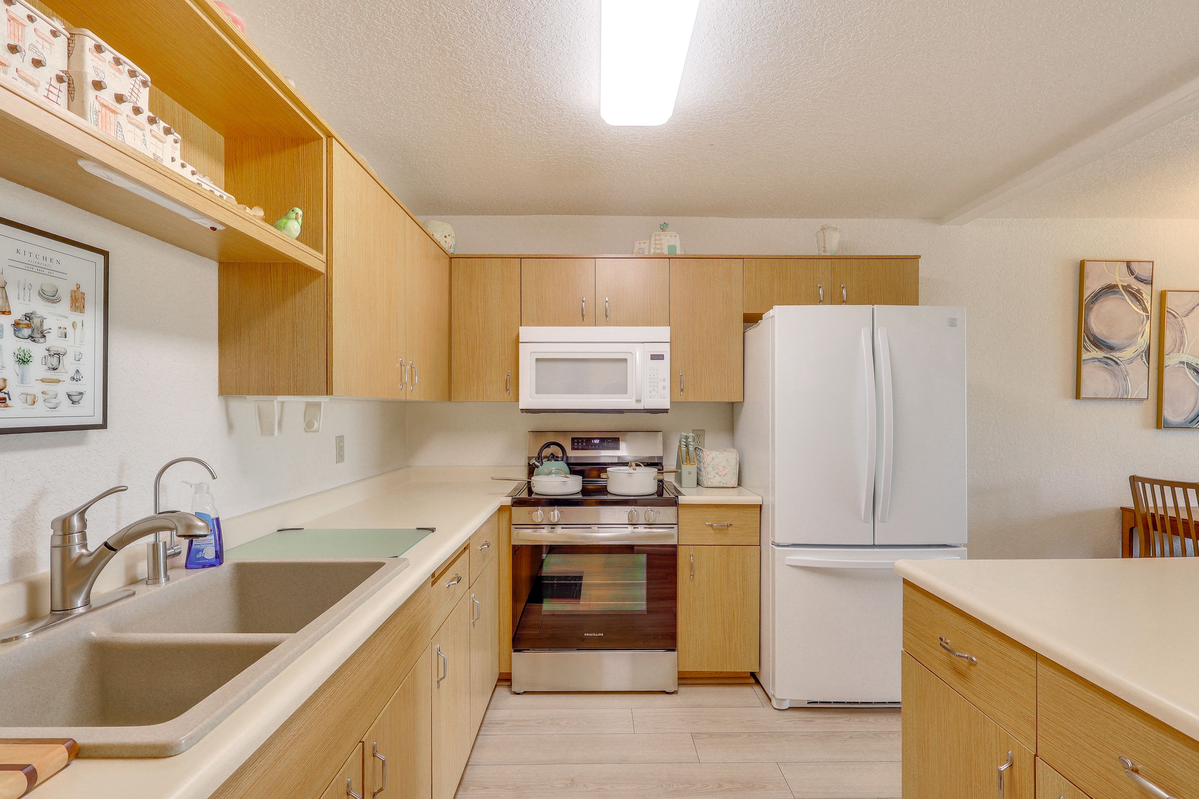 Kitchen | Single-Story Condo | 2nd-Floor Unit