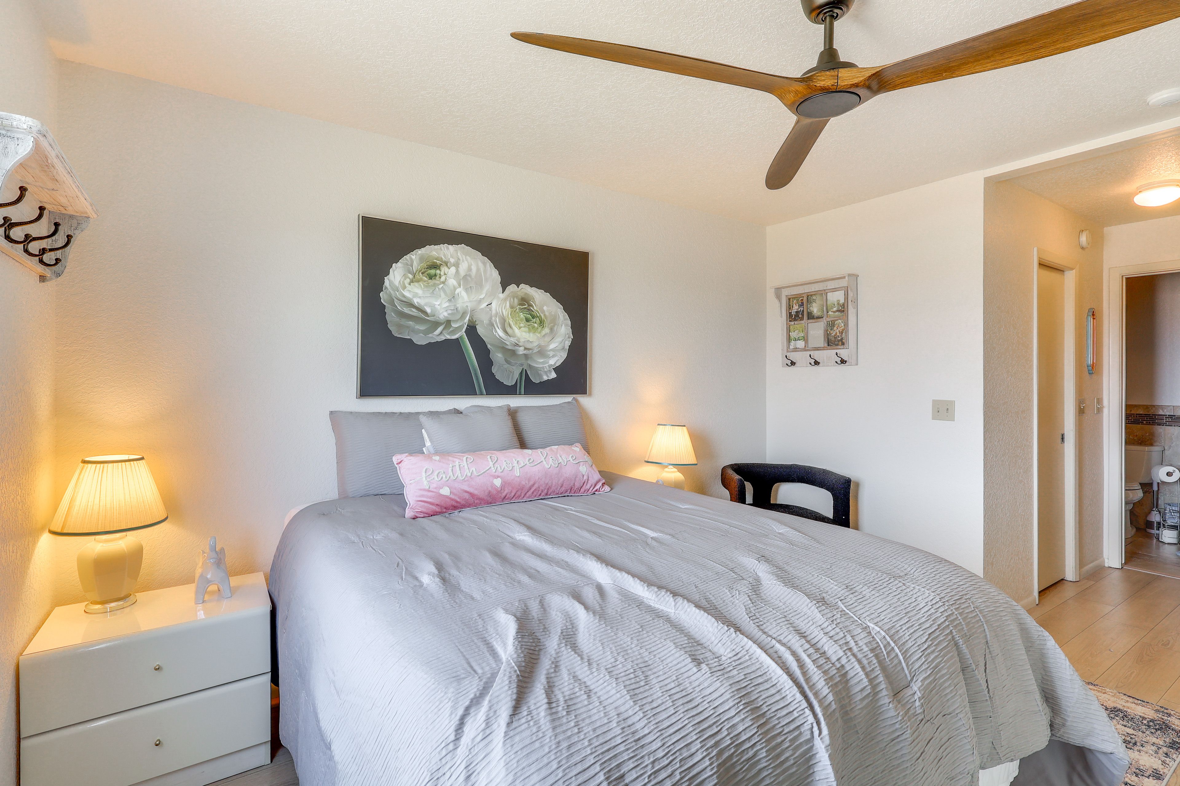 Bedroom | Queen Bed
