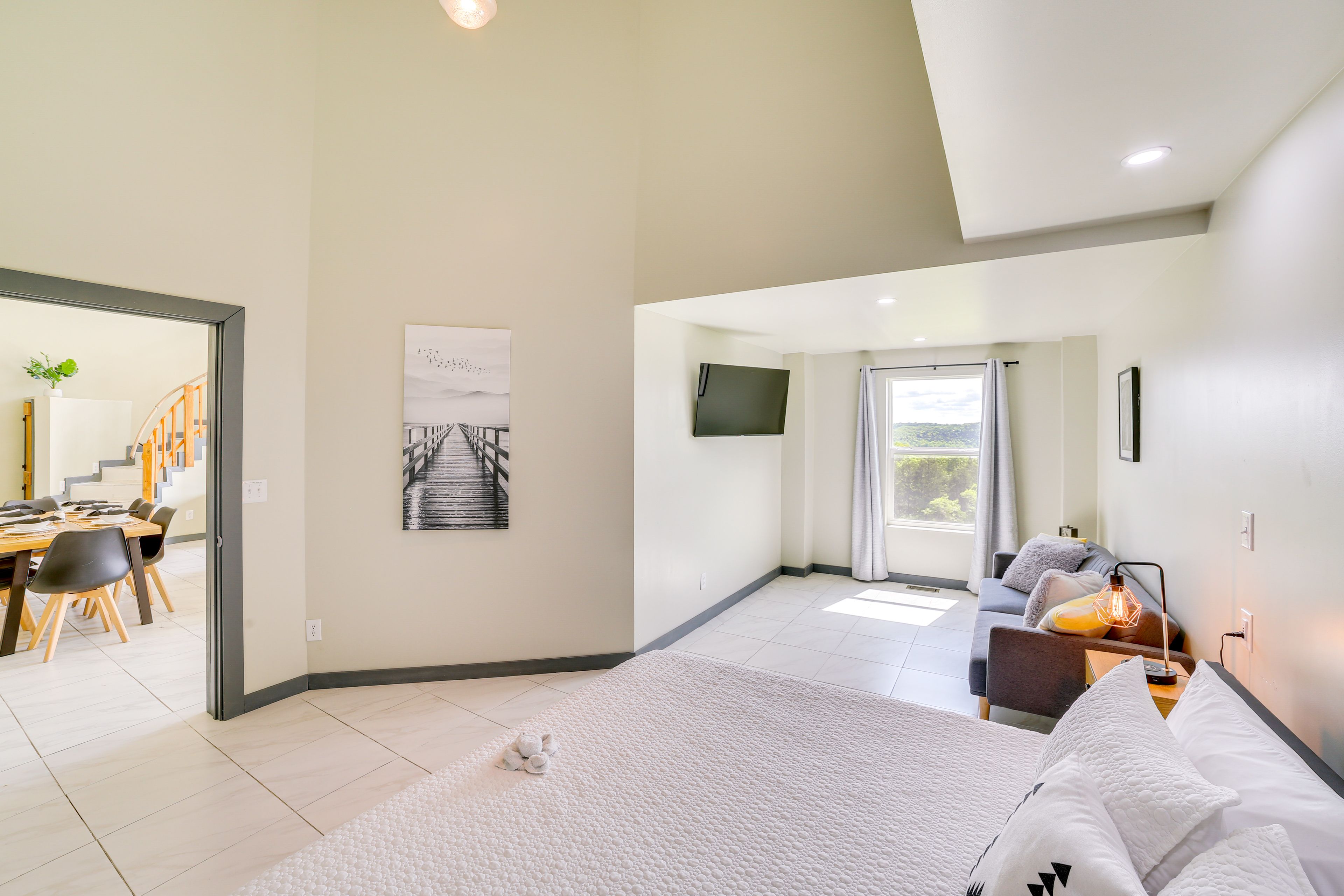 Bedroom 2 | King Bed | 1st Floor | Hangers