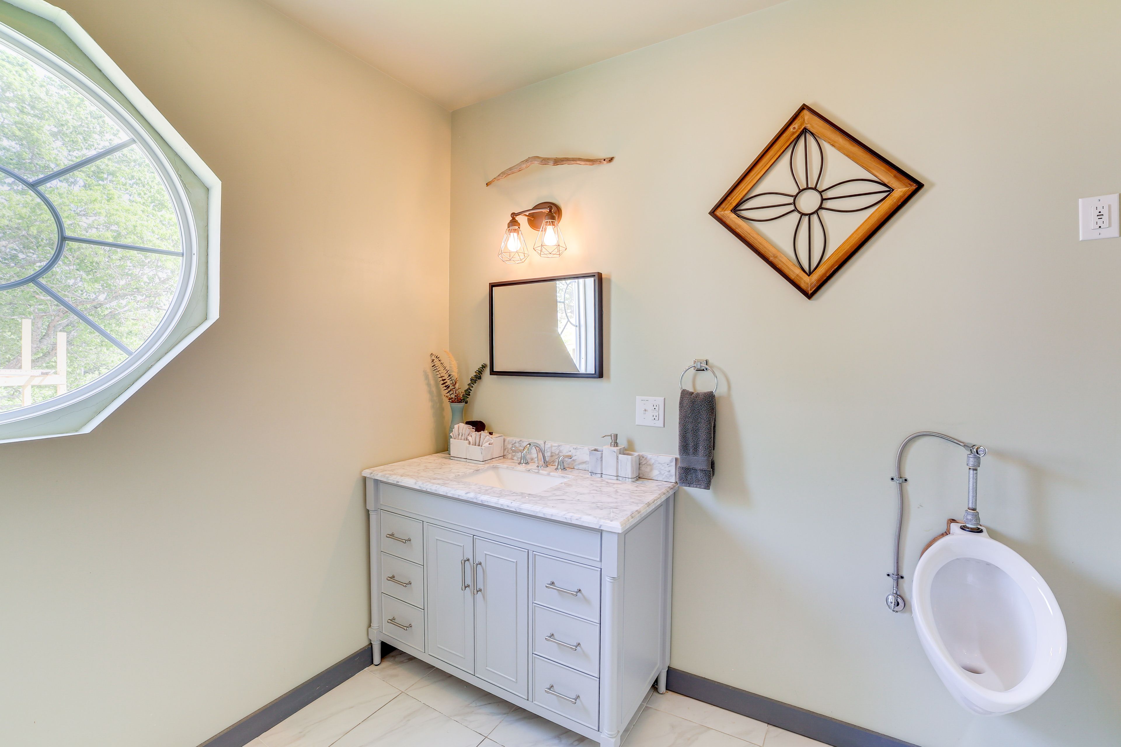 Full Bathroom | 1st Floor | Towels Provided | Hair Dryer