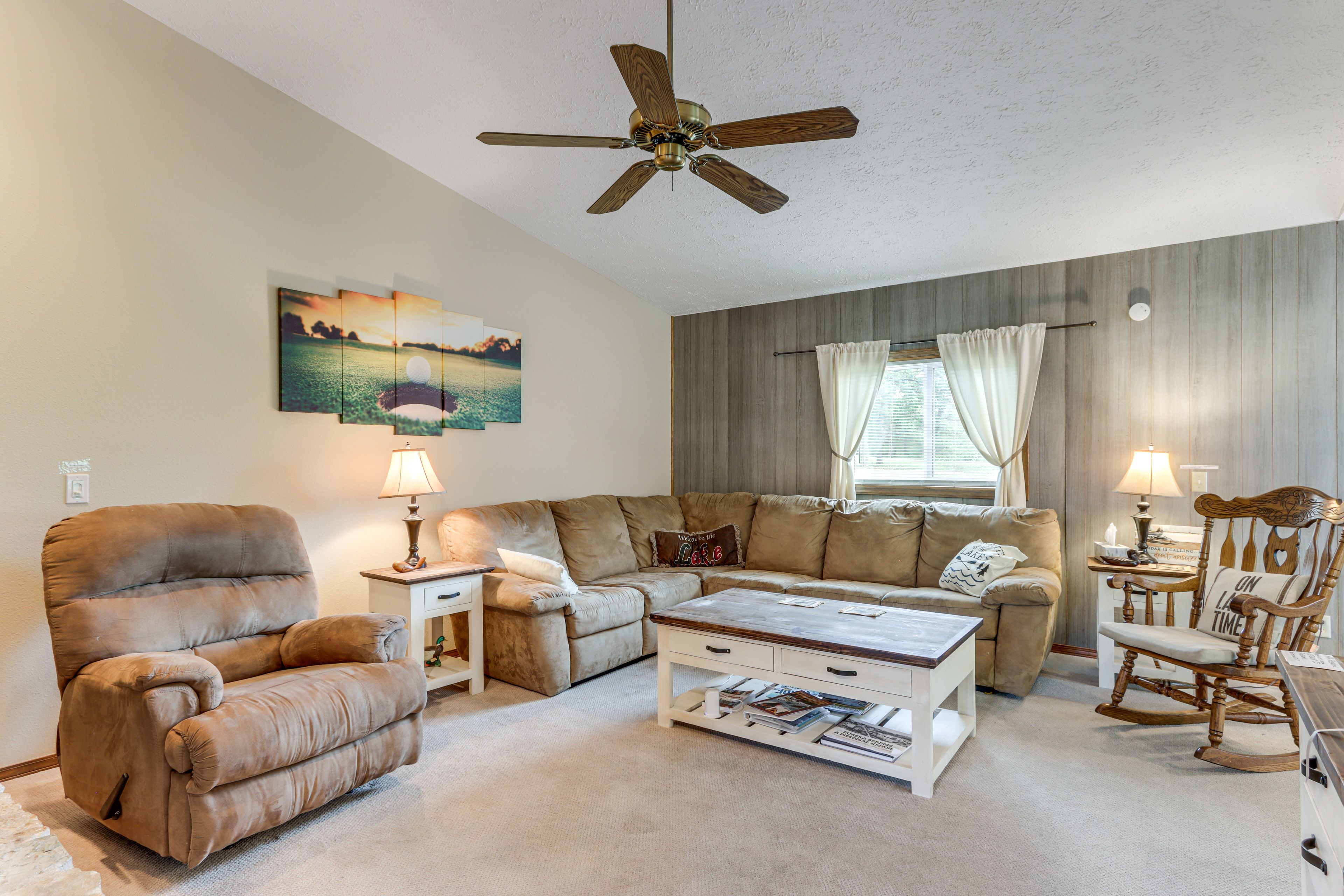 Living Room | Free WiFi | Central A/C & Heating | Smart TV
