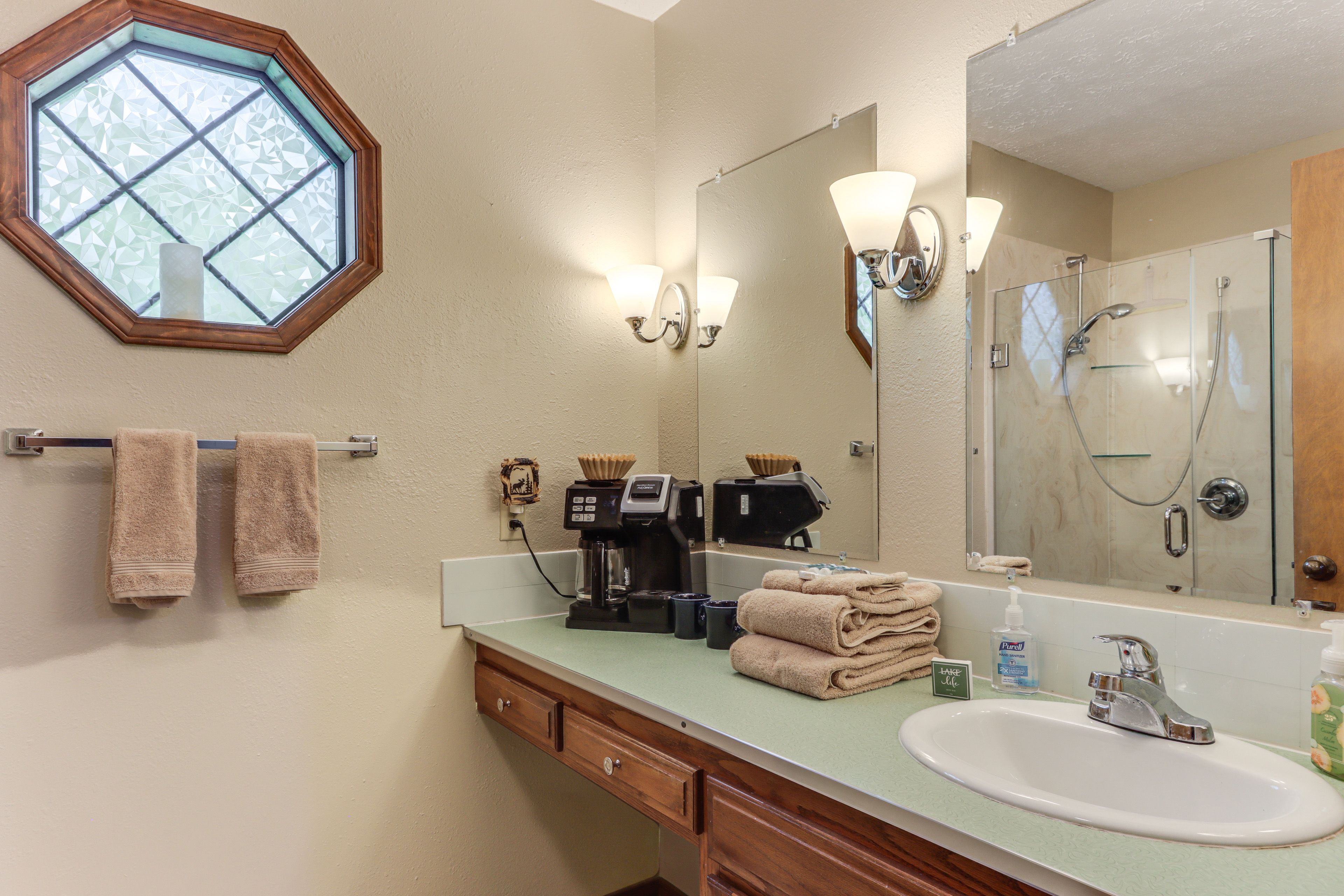 En-Suite Bathroom | Dual Drip/Single-Serve Coffee Maker | Towels Provided