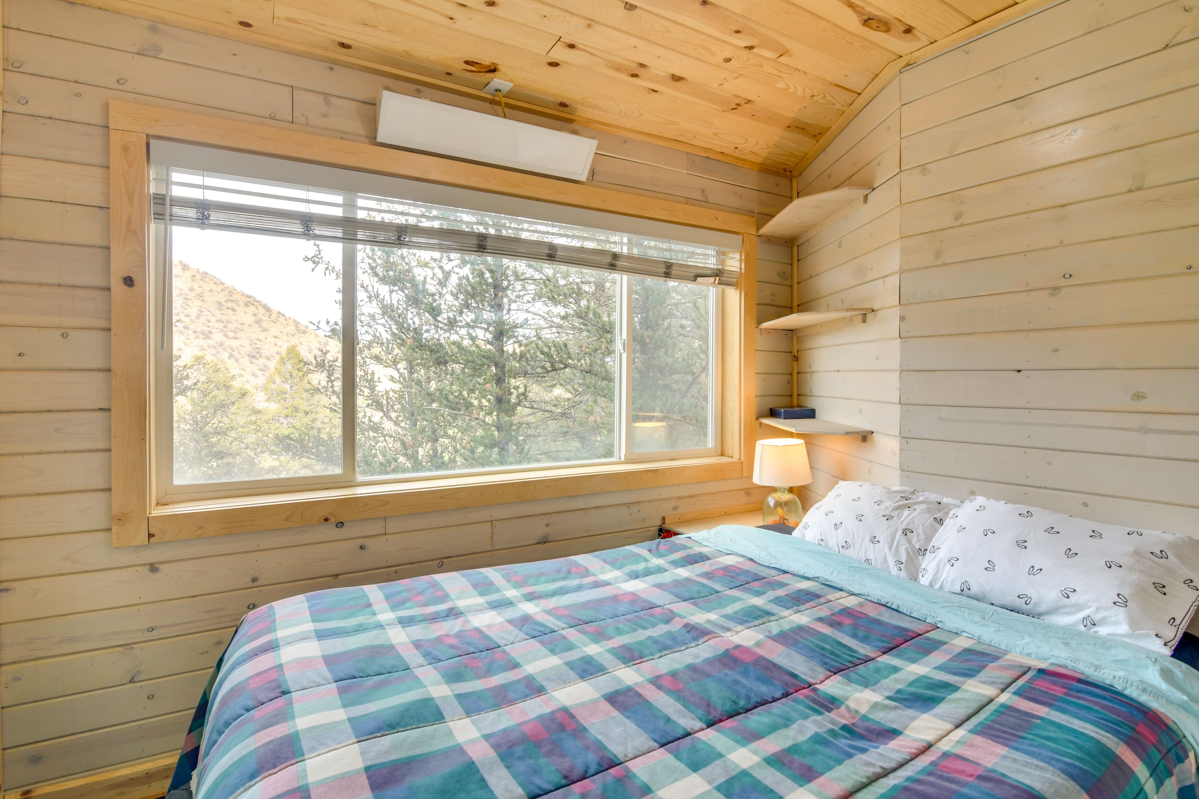 Bedroom | Queen Bed | Main Floor