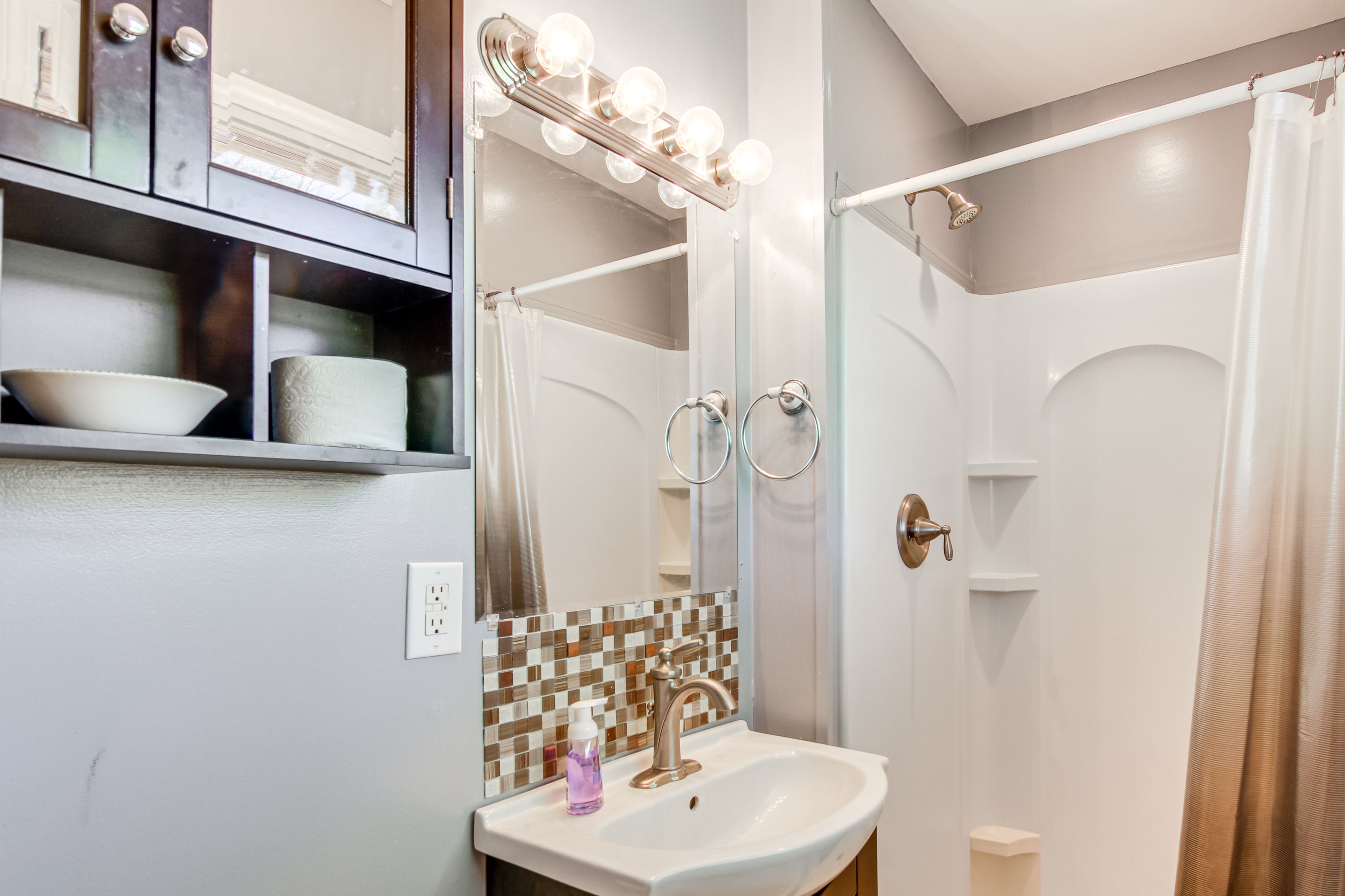 Full Bathroom | 1st Floor | Towels Provided