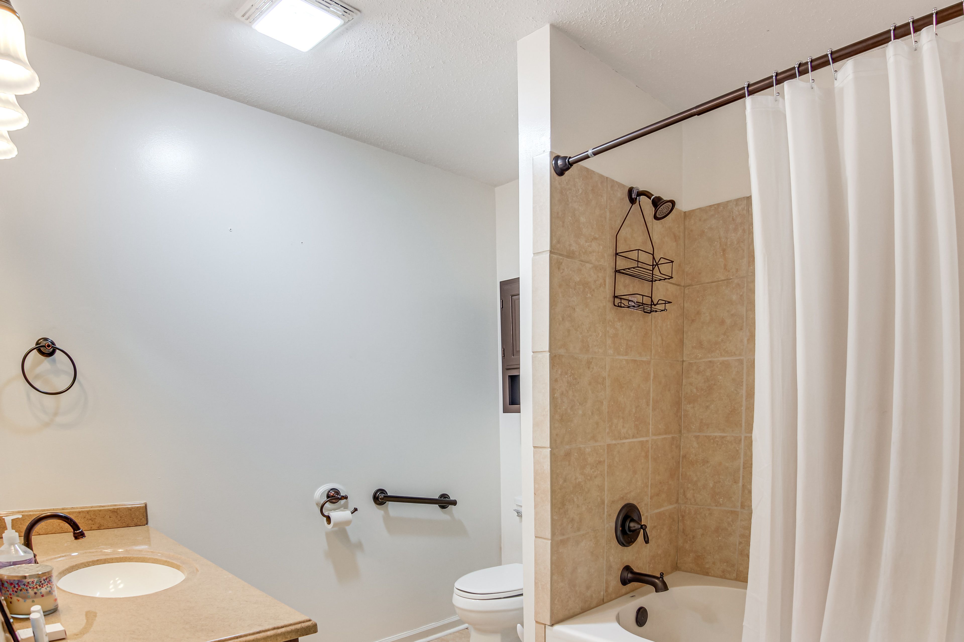 Full Bathroom | 1st Floor | Shower/Tub Combo